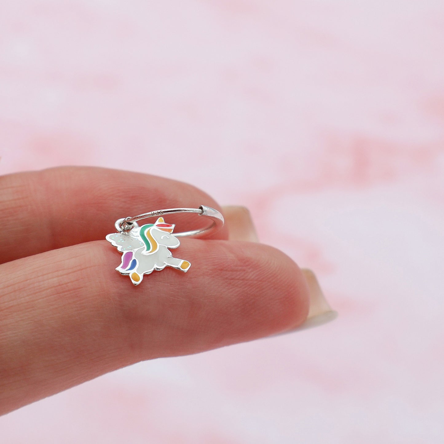 Pendientes de gancho redondo con unicornio y alas brillantes