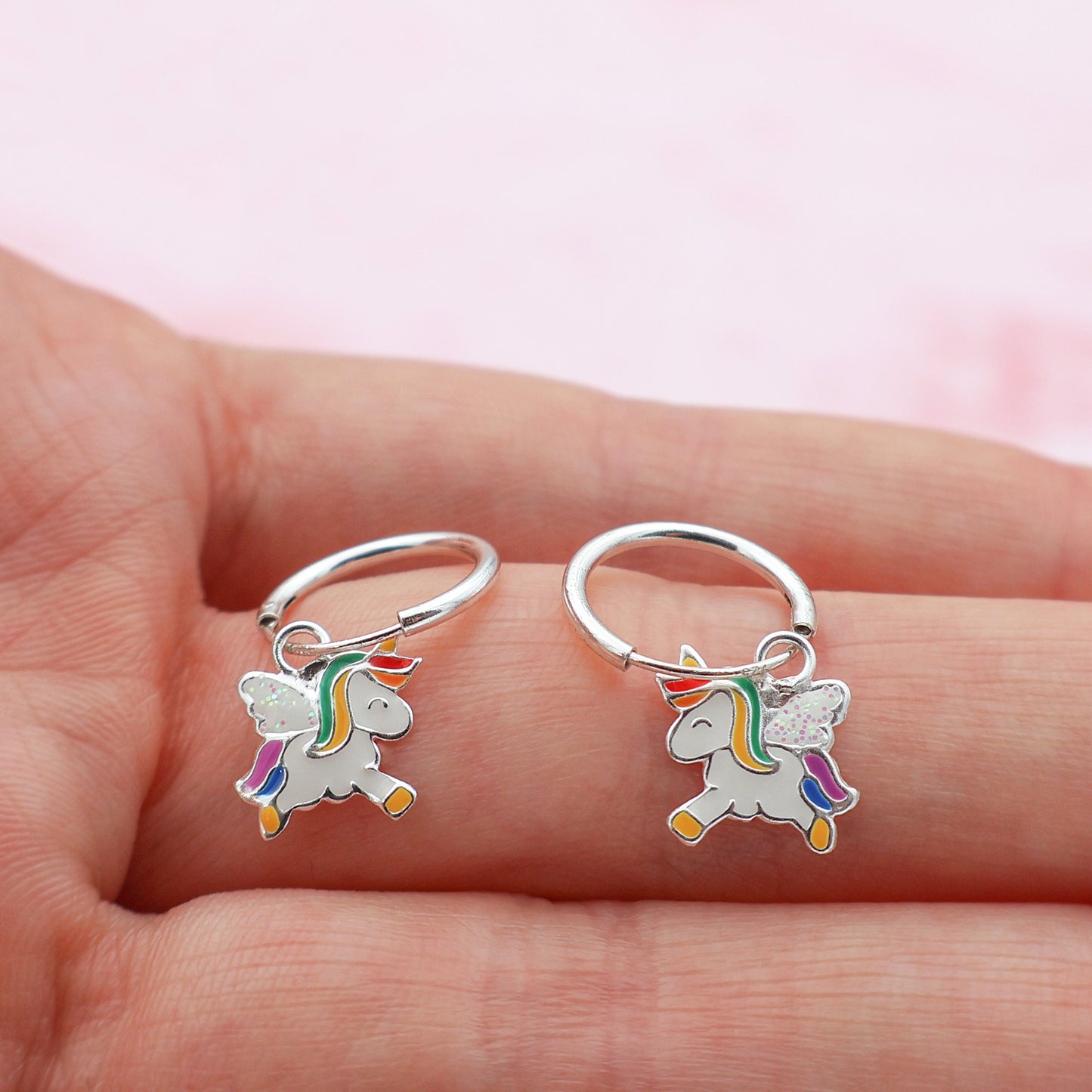 Pendientes de gancho redondo con unicornio y alas brillantes