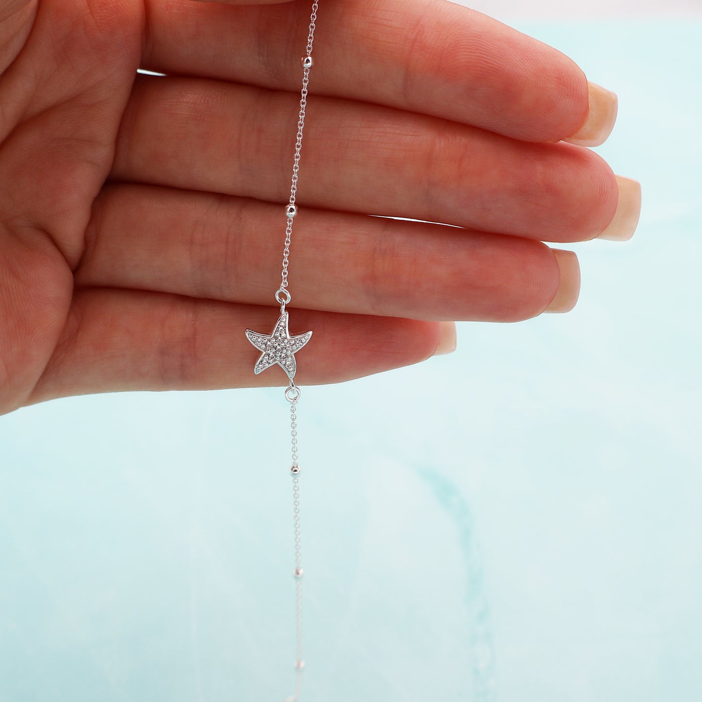 Pulsera con cuentas y colgante de estrella con circonitas