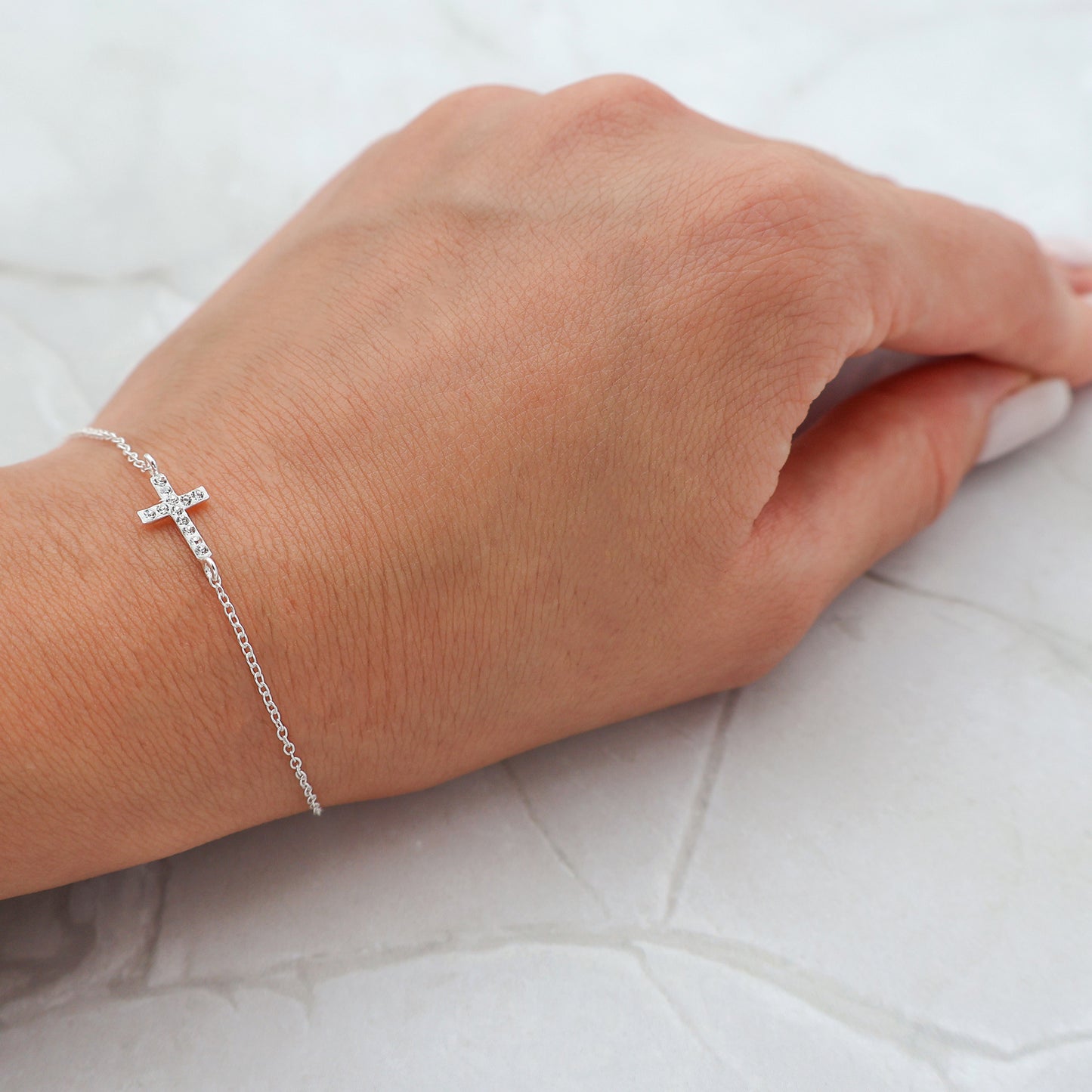 Pulsera con colgante de cruz con 12 cristales de circonita