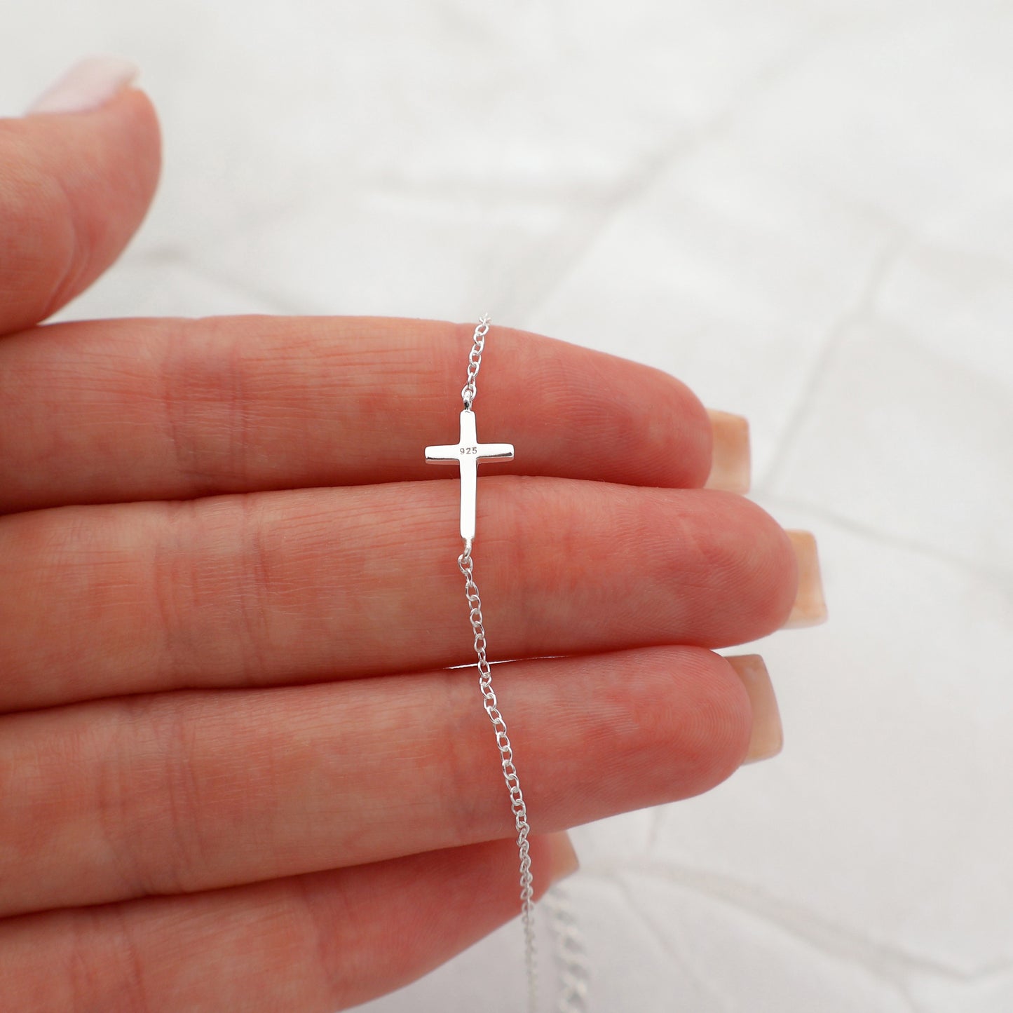 Pulsera con colgante de cruz fija sencilla