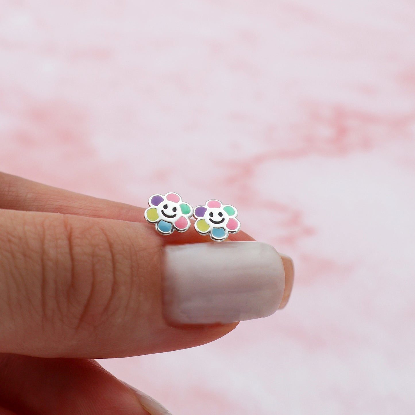 Pendientes de botón con flor sonriente y pétalos multicolor
