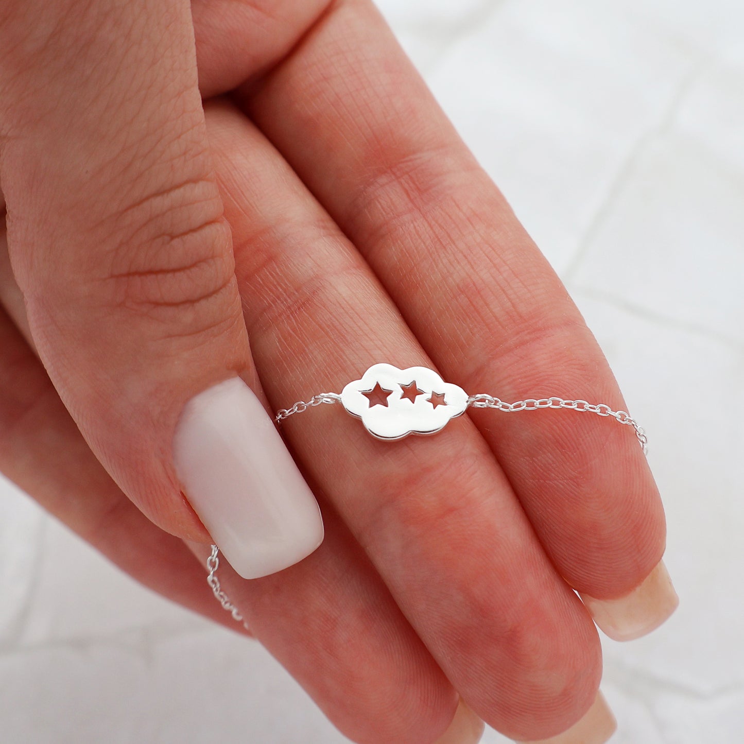 Pulsera nube con 3 estrellas recortadas