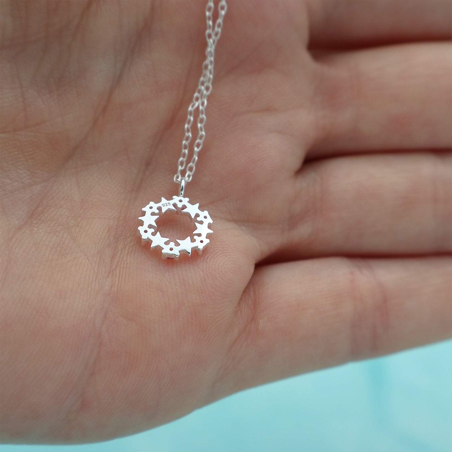 Collar con colgante redondo con estrellas y circonitas rosas
