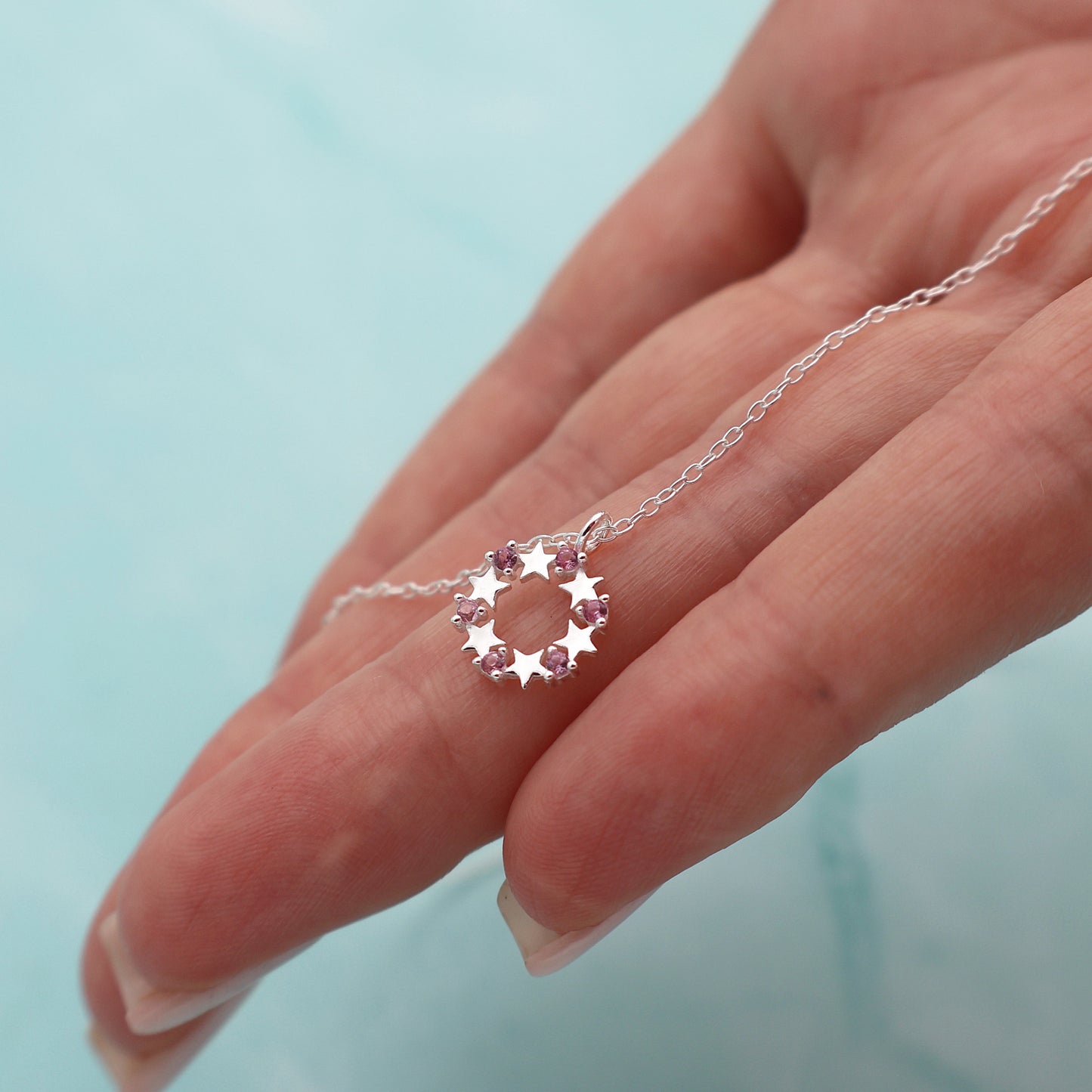 Collar con colgante redondo con estrellas y circonitas rosas
