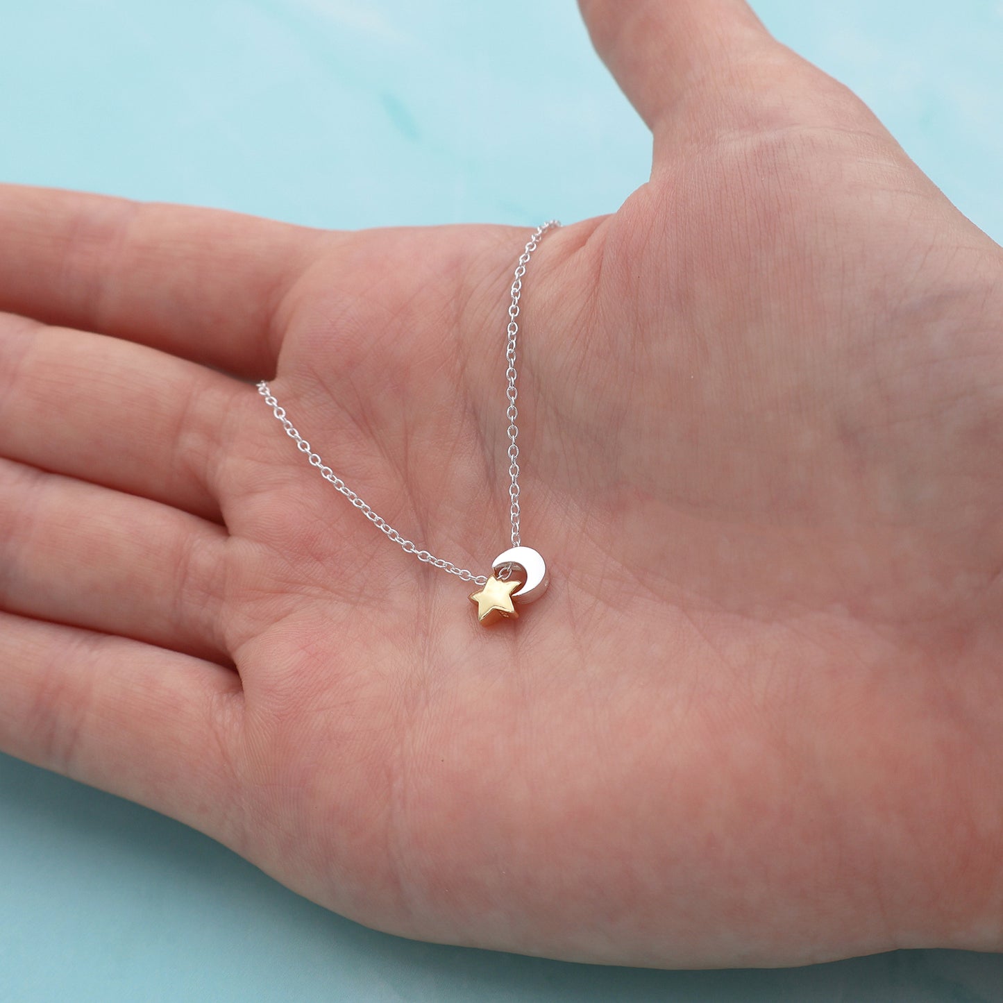 Collar con colgante de luna y colgante de estrella dorada