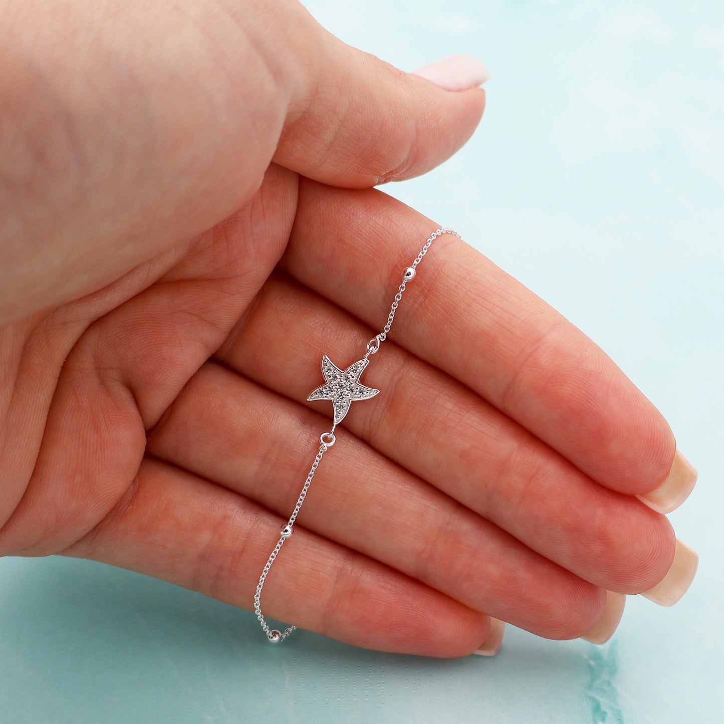 Pulsera con cuentas y colgante de estrella con circonitas