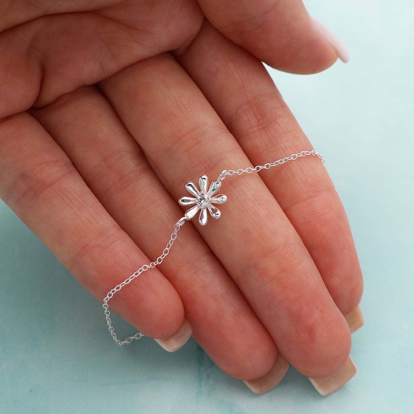 Pulsera con colgante de flor y circonita central