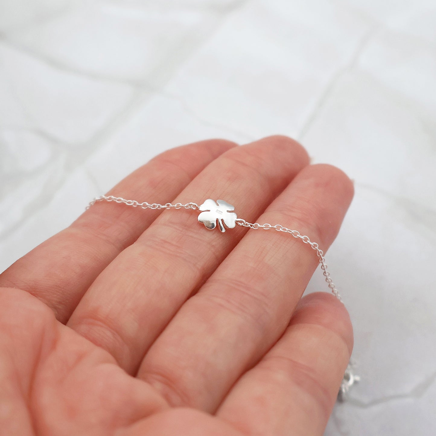 Pulsera con colgante de trébol de cuatro hojas