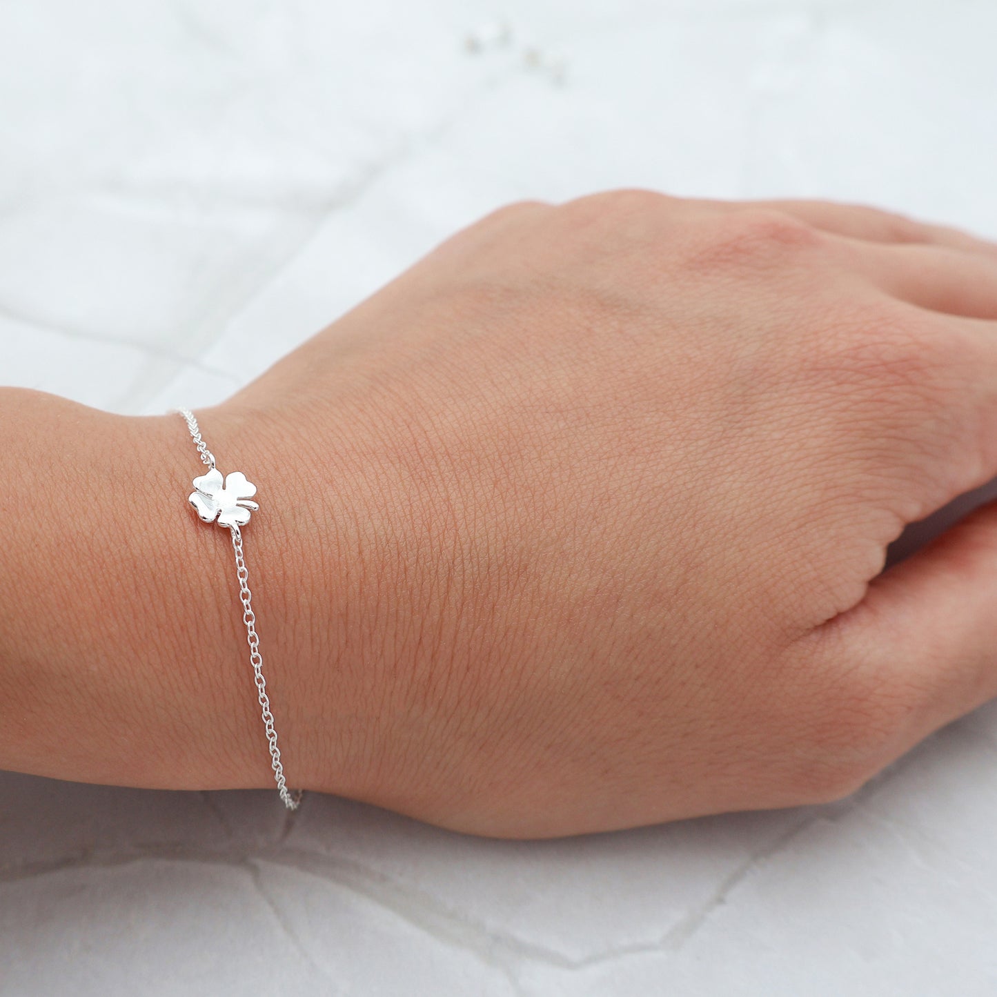 Pulsera con colgante de trébol de cuatro hojas