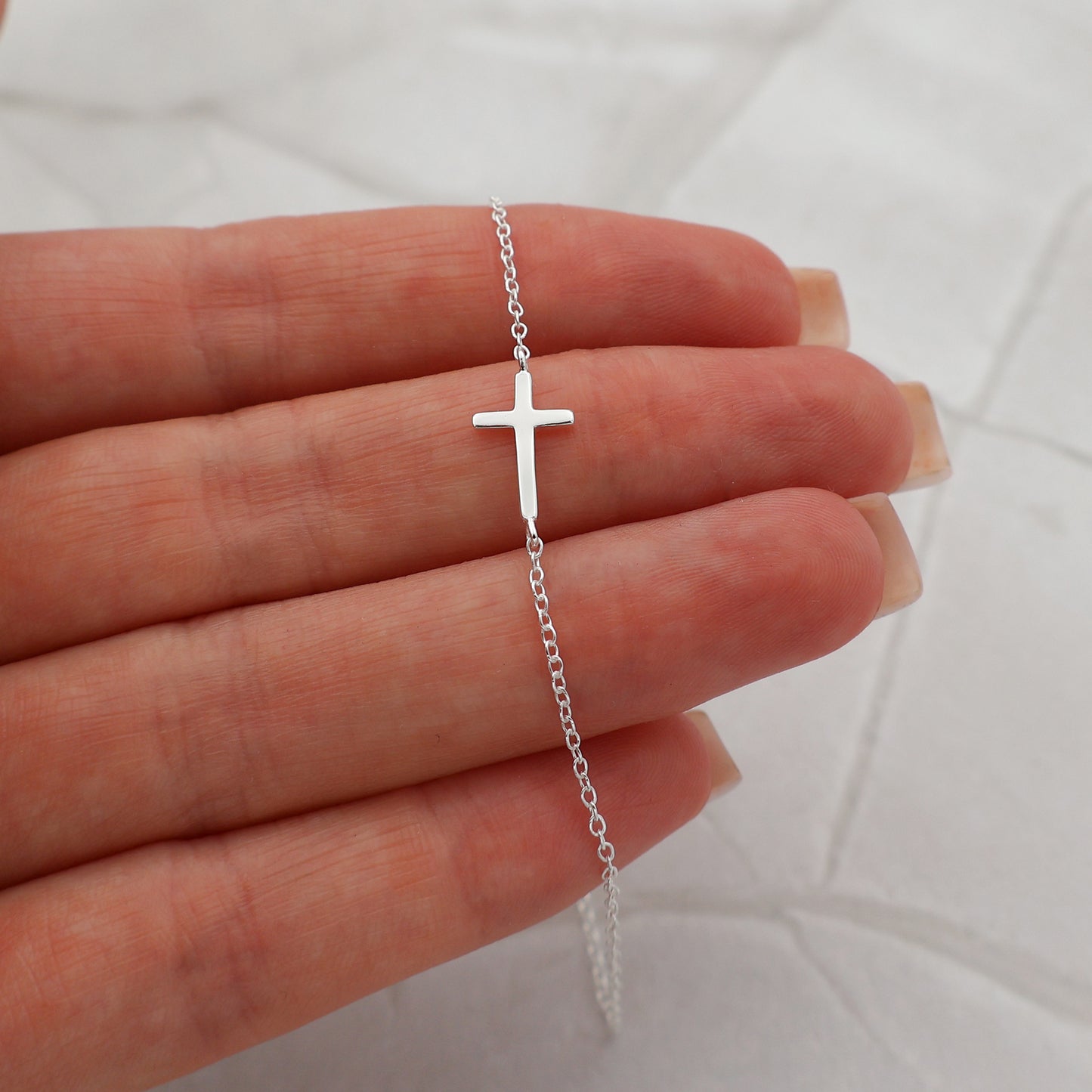 Pulsera con colgante de cruz fija sencilla
