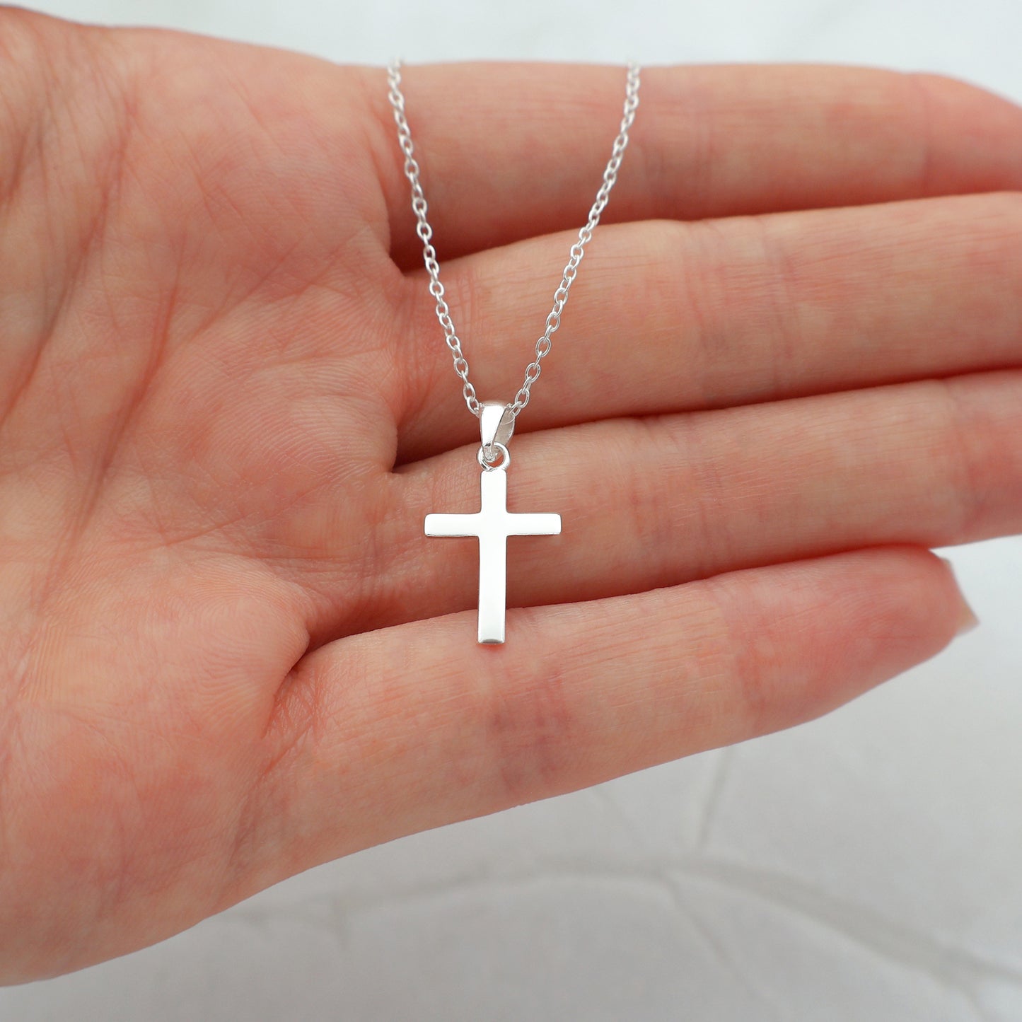 Collar con colgante de cruz sencilla