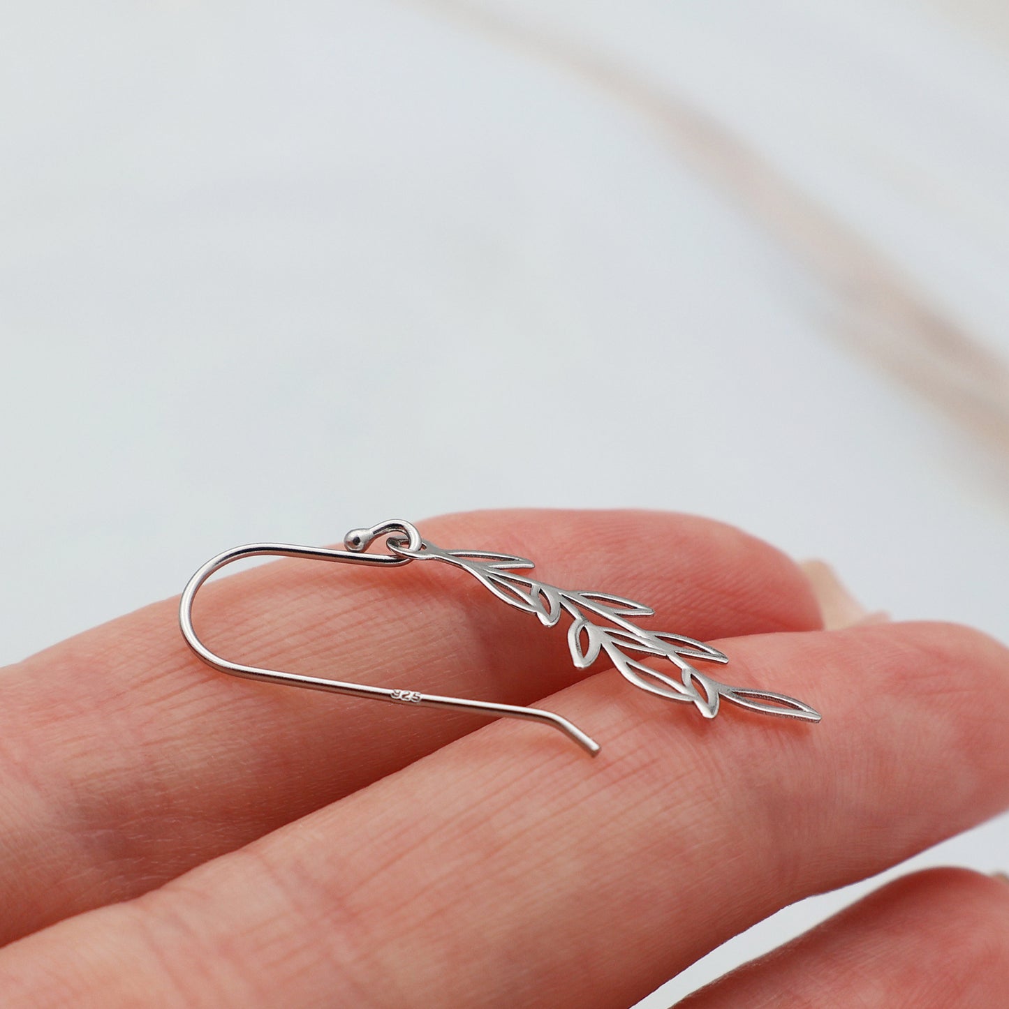 Pendientes de gancho con hojas