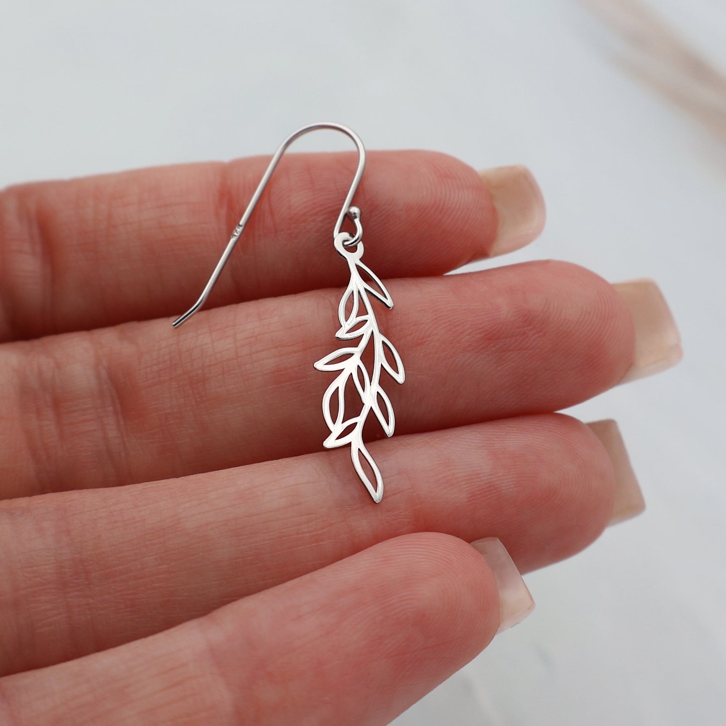 Pendientes de gancho con hojas