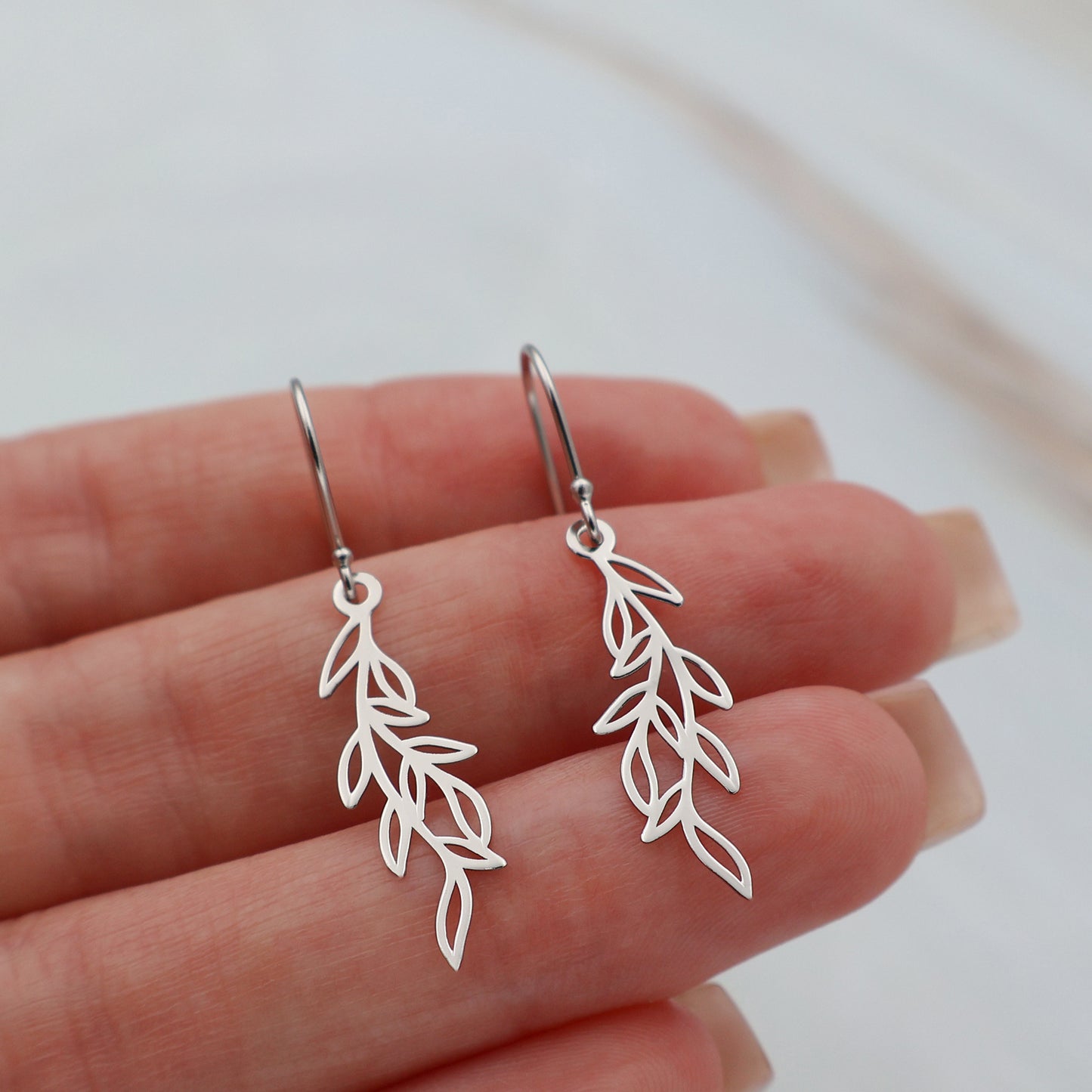 Pendientes de gancho con hojas