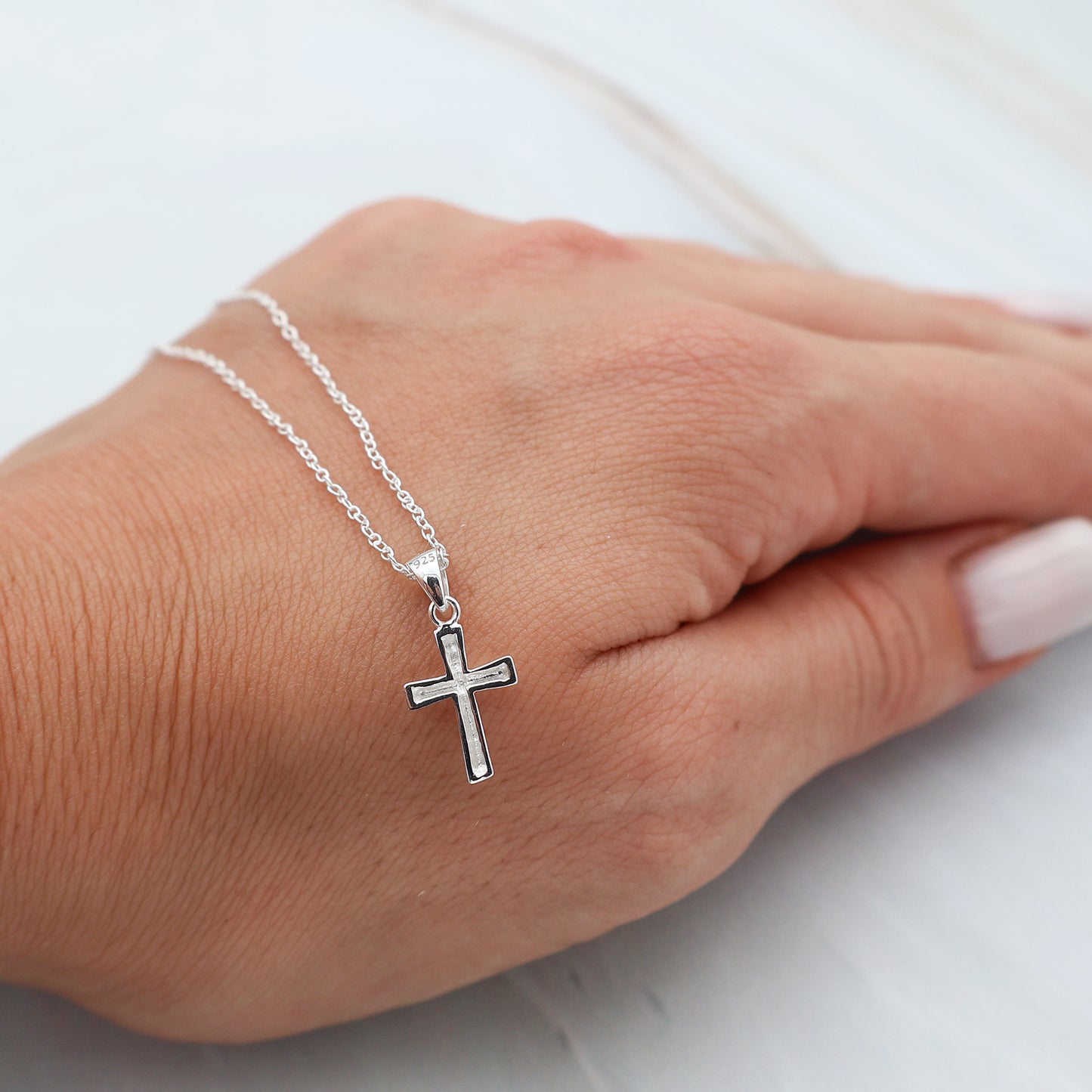 Colier din argint pentru femei – pandantiv cruciuliță cu design elegant