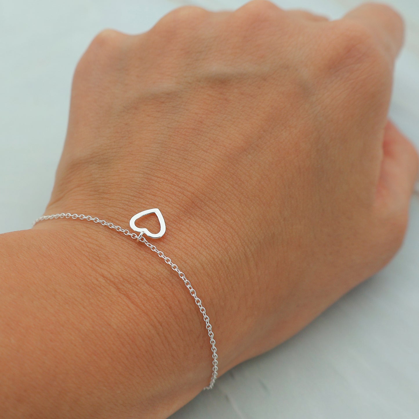 Pulsera con dije de corazón recortado movible