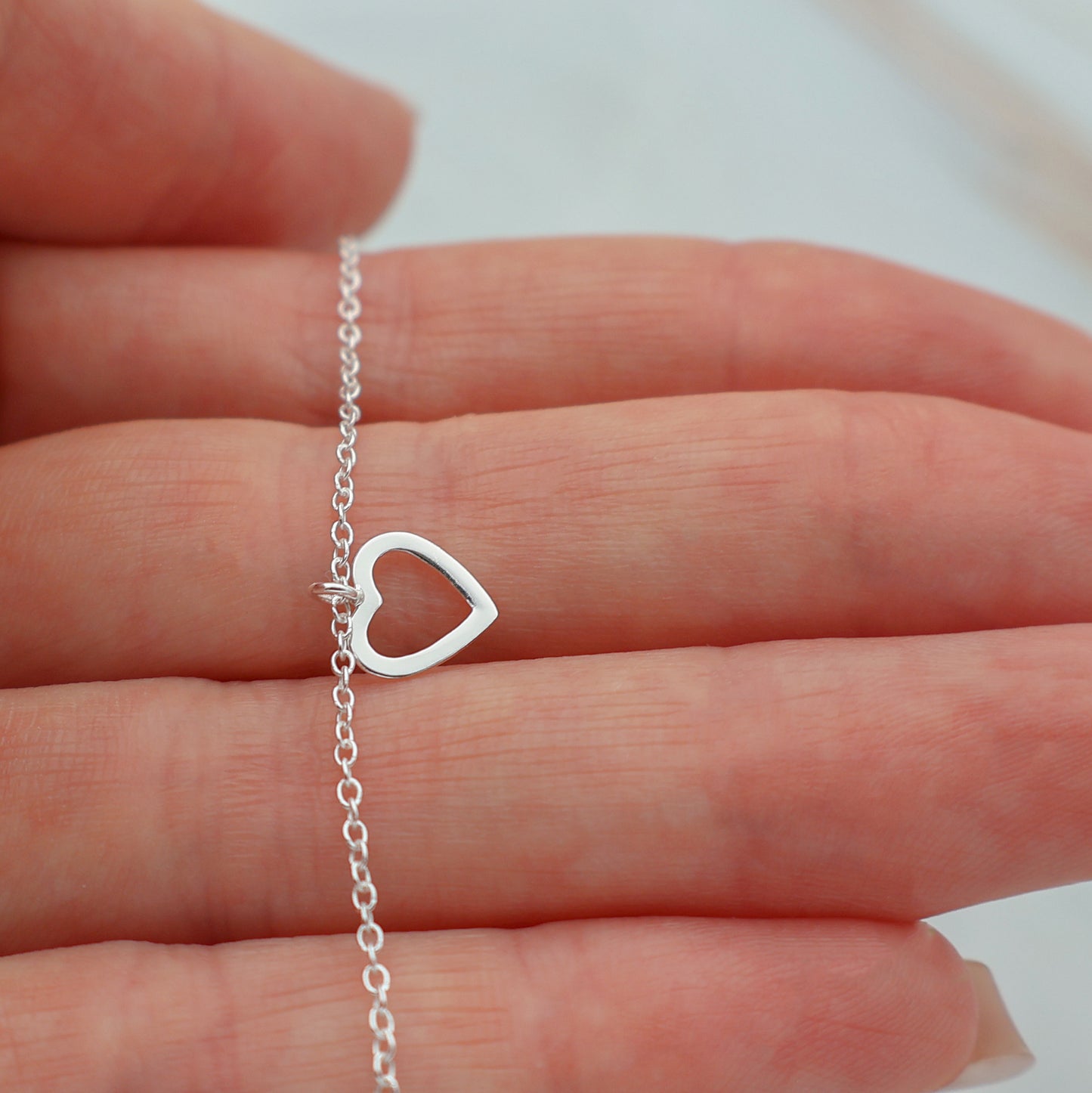 Pulsera con dije de corazón recortado movible