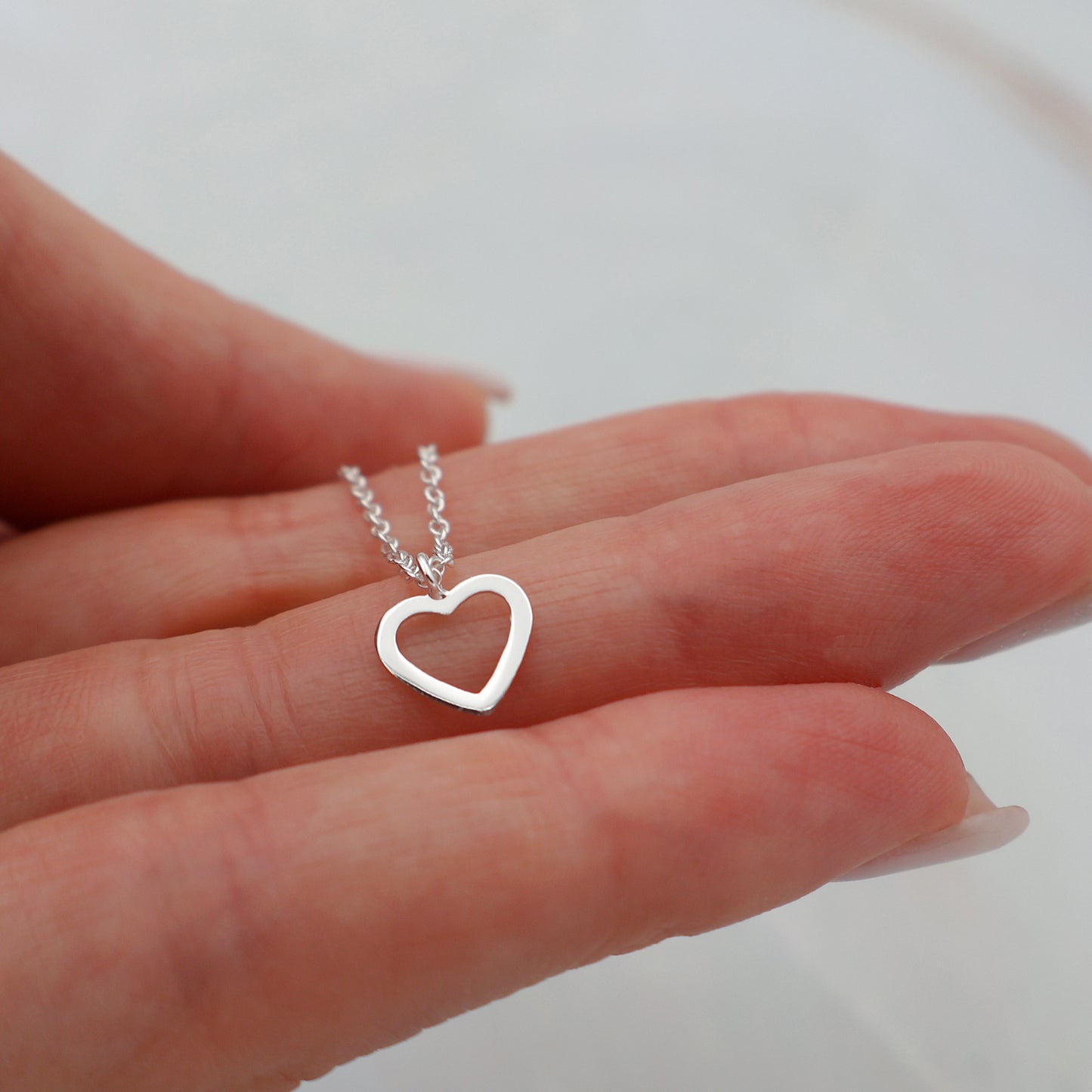 Pulsera con dije de corazón recortado movible