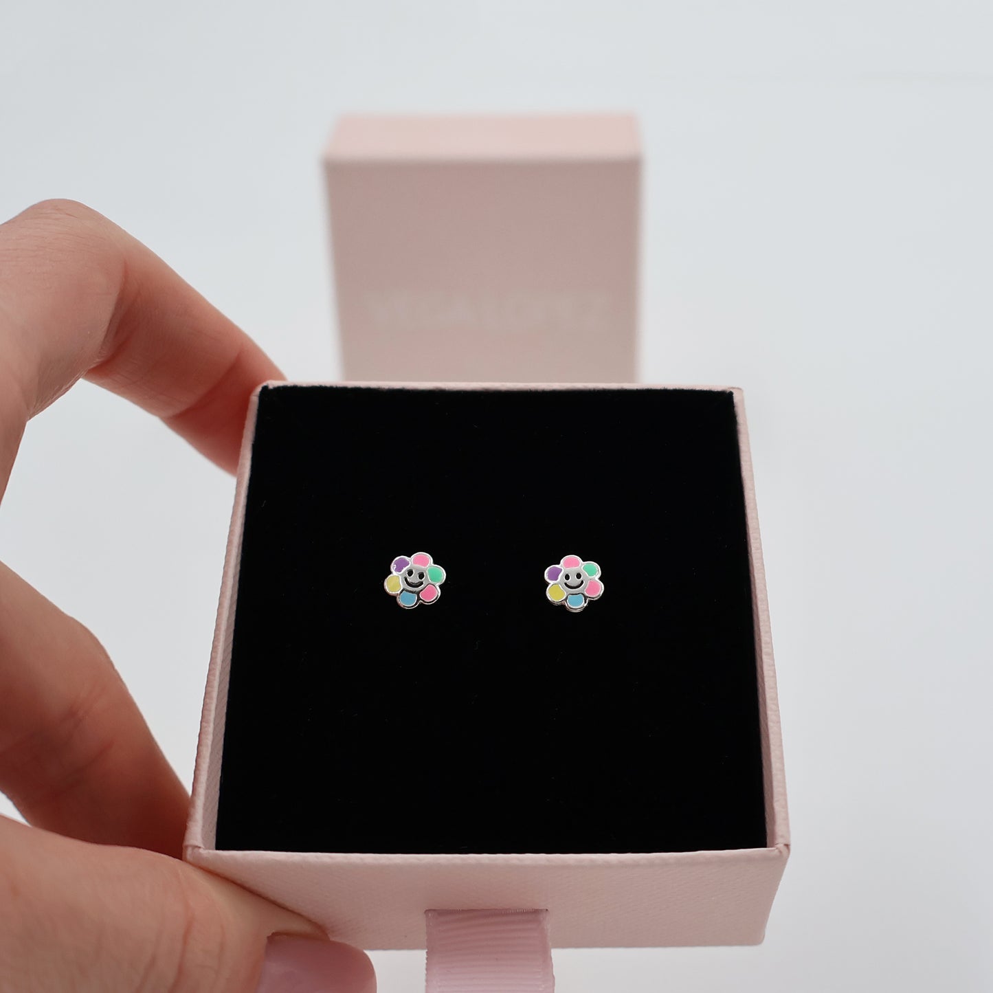 Pendientes de botón con flor sonriente y pétalos multicolor