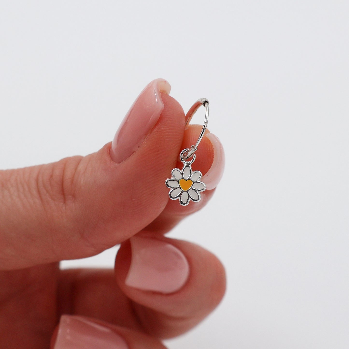 Pendientes en forma de margaritas con corazón central