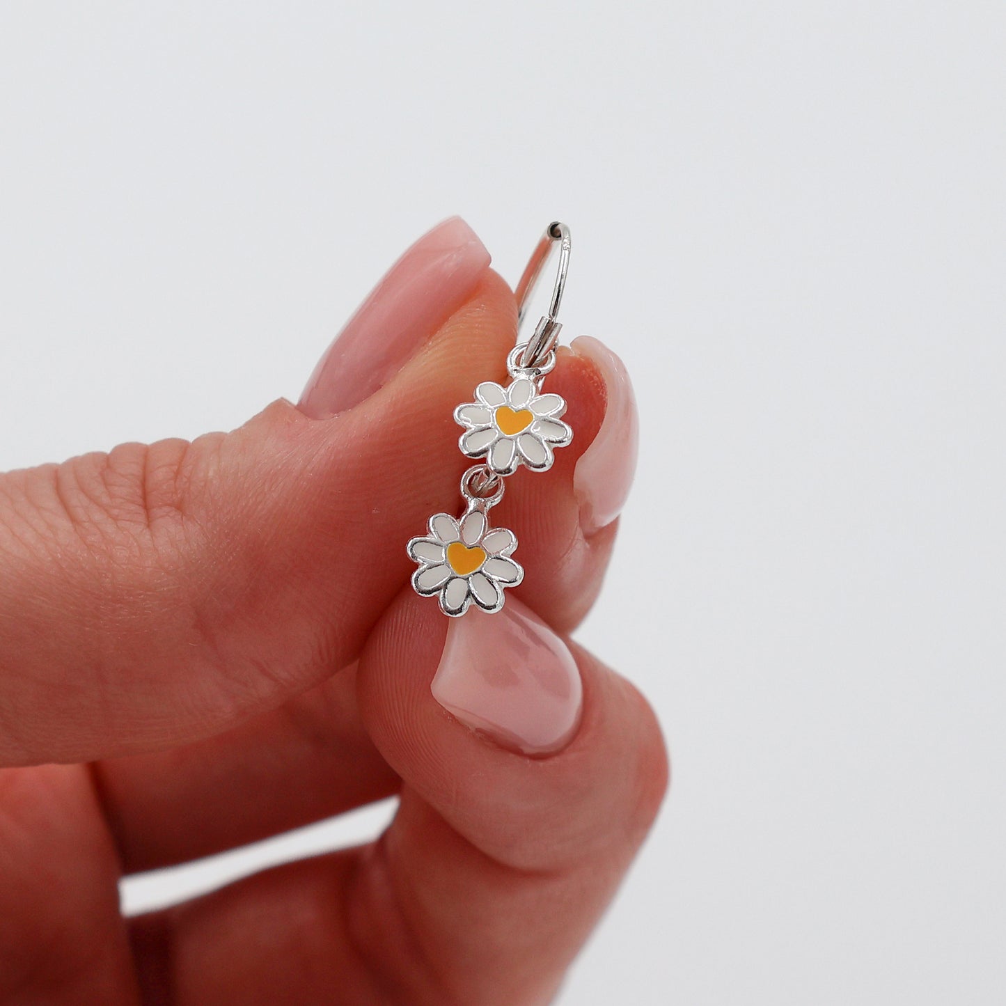 Pendientes en forma de margaritas con corazón central