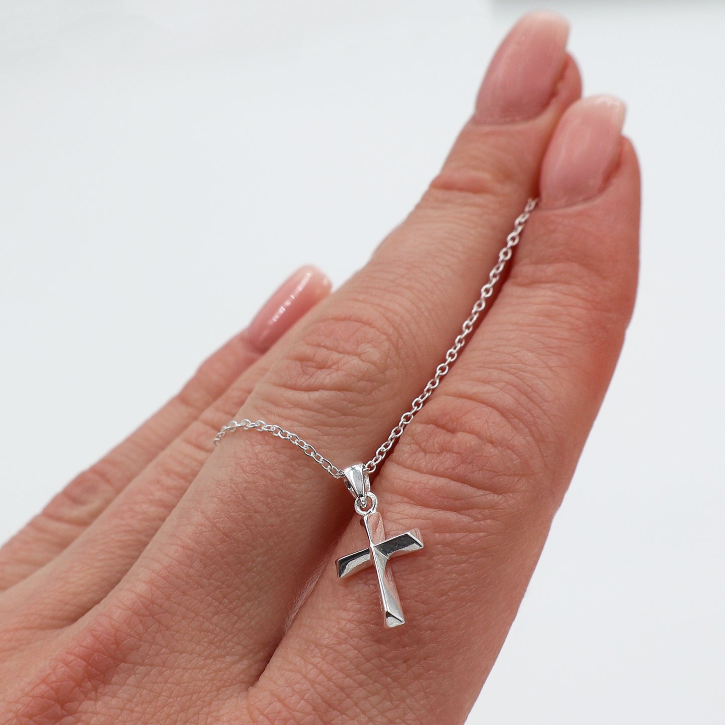 Colier din argint pentru femei – pandantiv cruciuliță cu design elegant