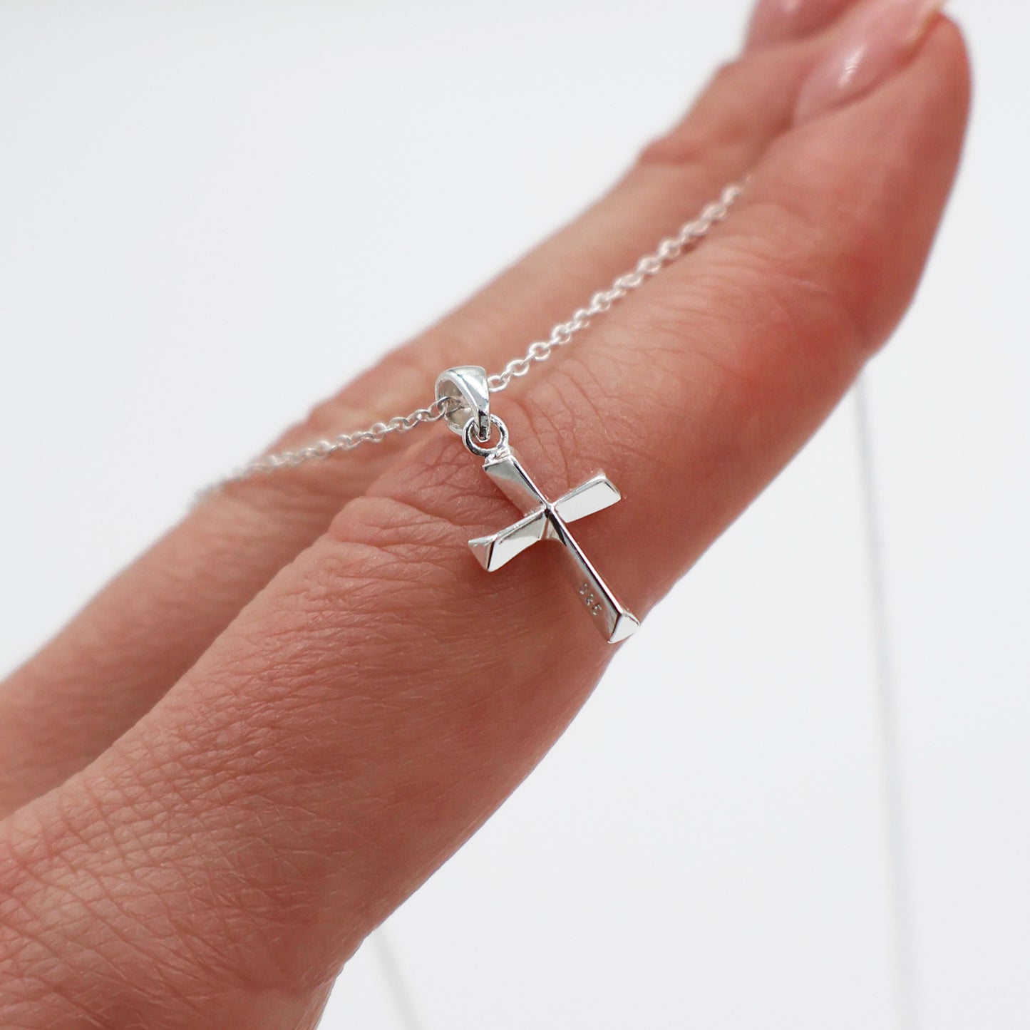 Colier din argint pentru femei – pandantiv cruciuliță cu design elegant