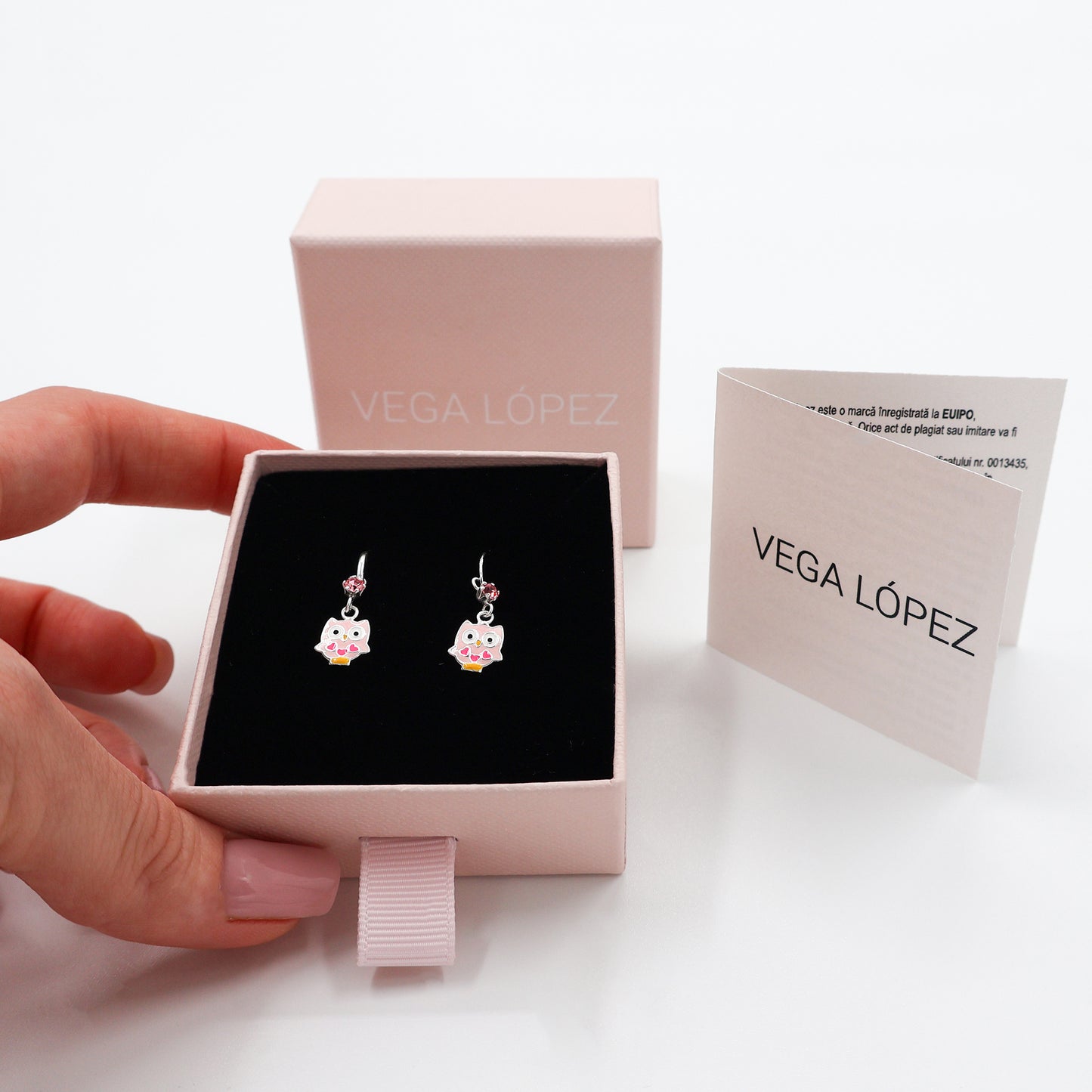 Pendientes de gancho redondo con búhos y cristales rosas