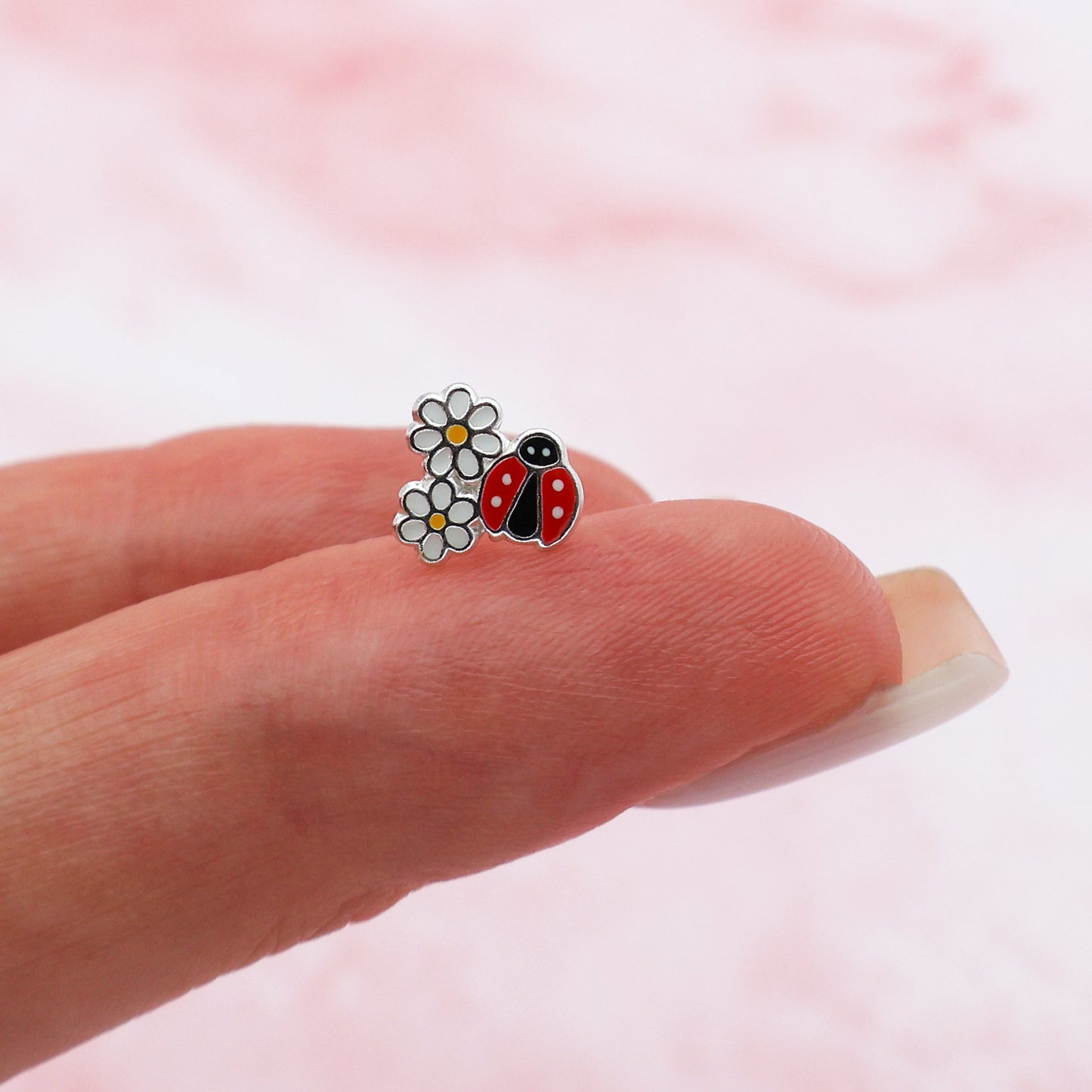 Stud earrings with 2 daisies and a ladybug