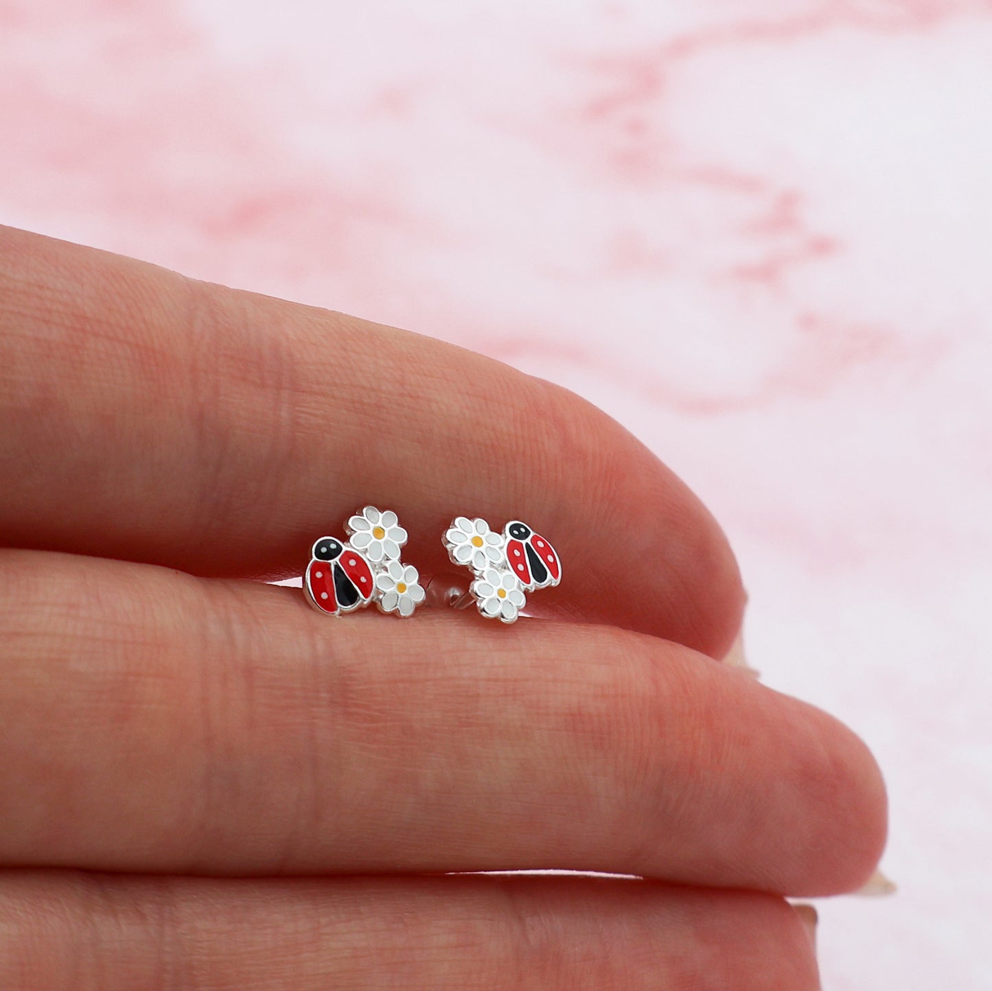 Stud earrings with 2 daisies and a ladybug