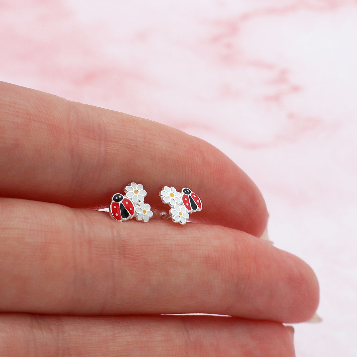 Stud earrings with 2 daisies and a ladybug