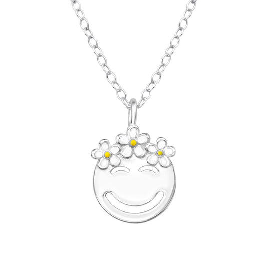 Necklace with a smiling face pendant and a crown with 3 white daisies