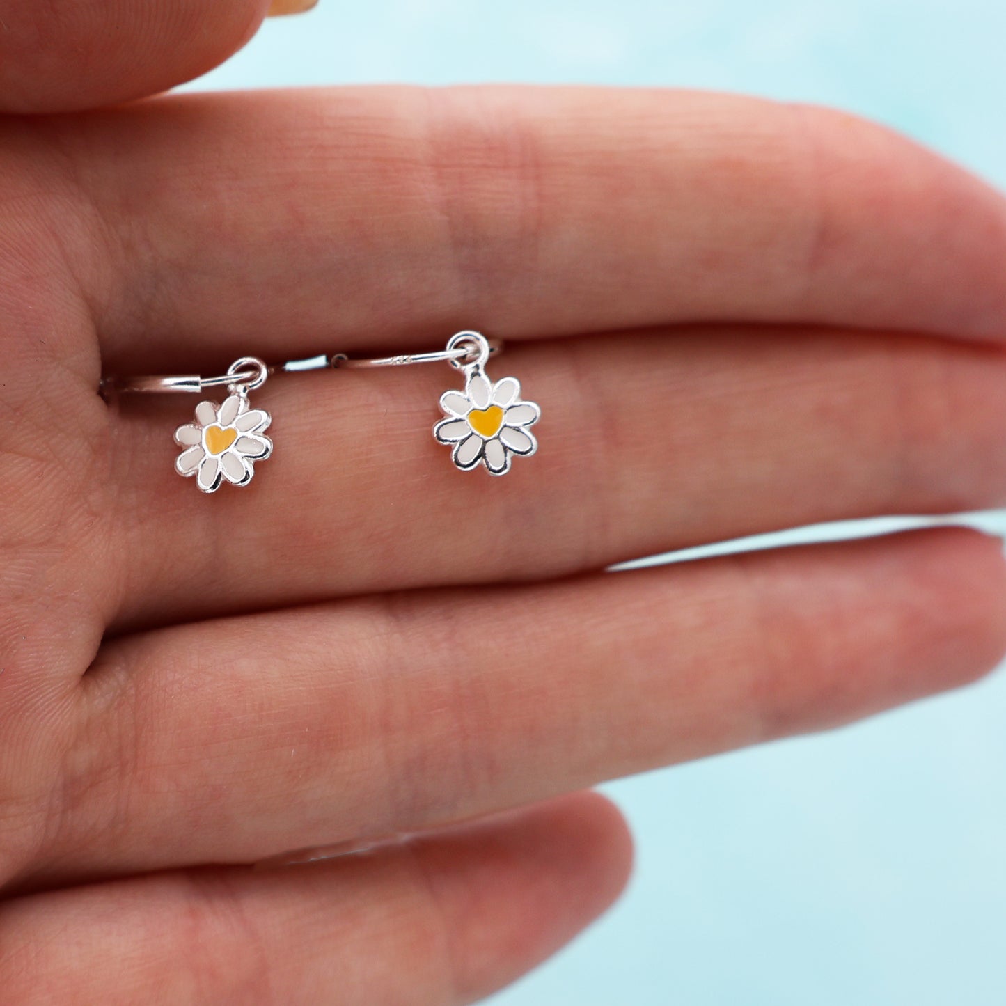 Earrings in the shape of daisies with a central heart