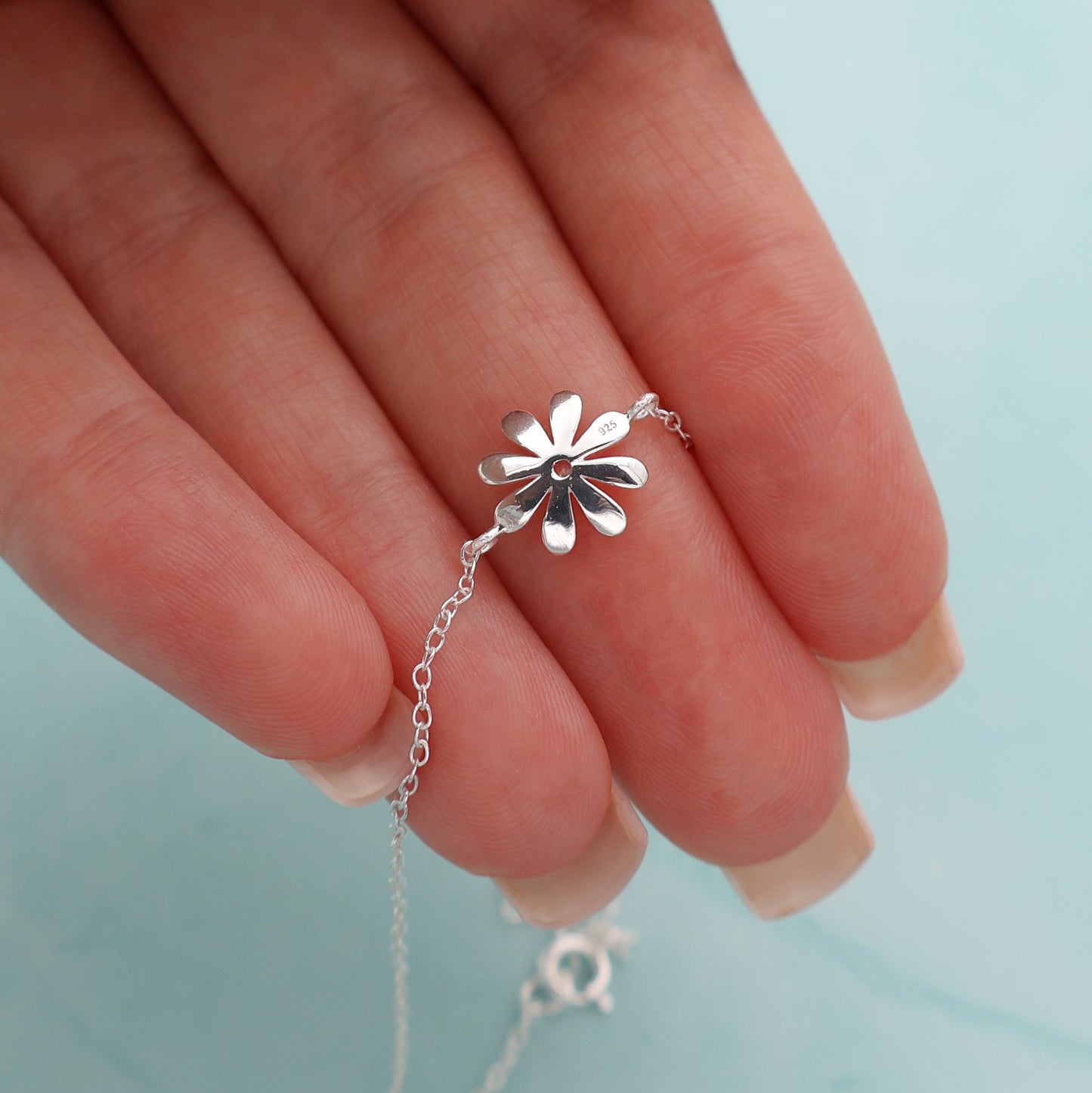 Bracelet with a flower pendant and a central zirconia stone