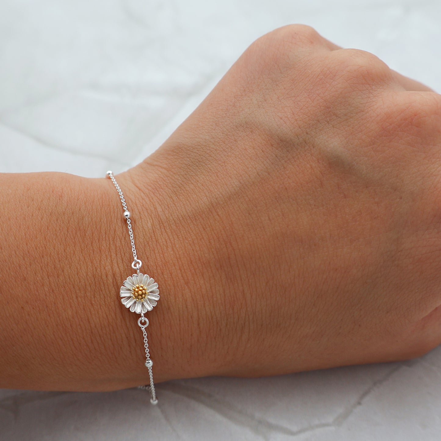 Bracelet with a daisy pendant and a golden pistil