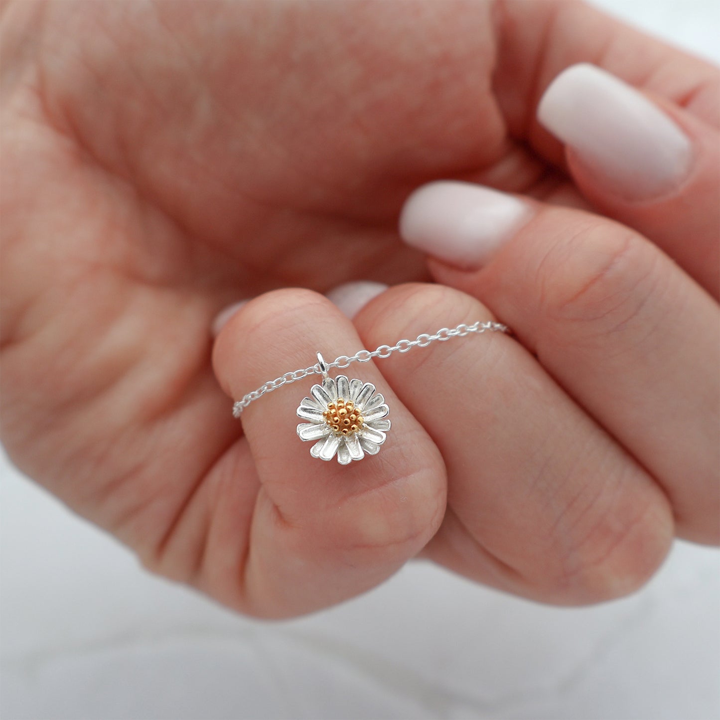 Necklace with a daisy pendant and a golden pistil