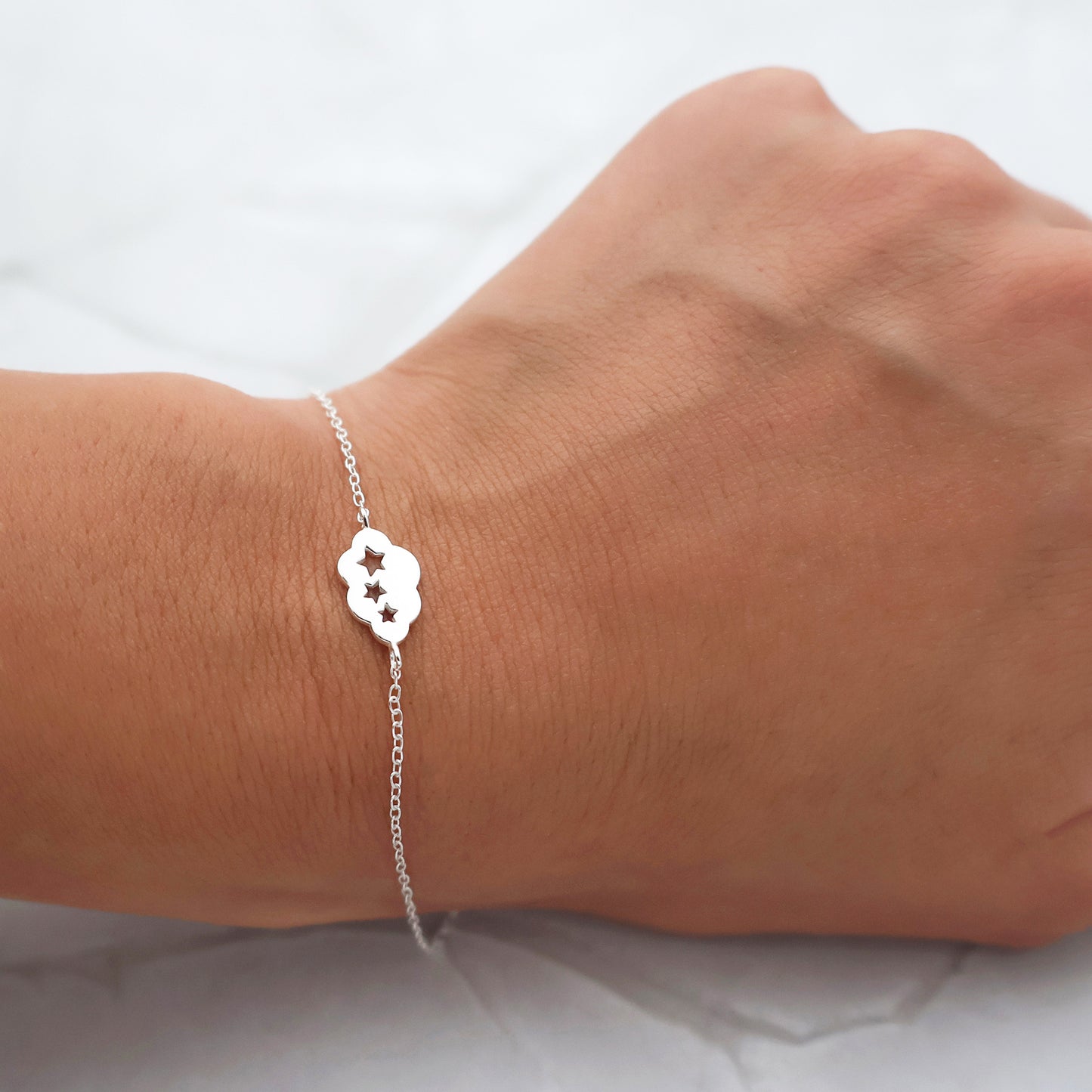 Pulsera nube con 3 estrellas recortadas