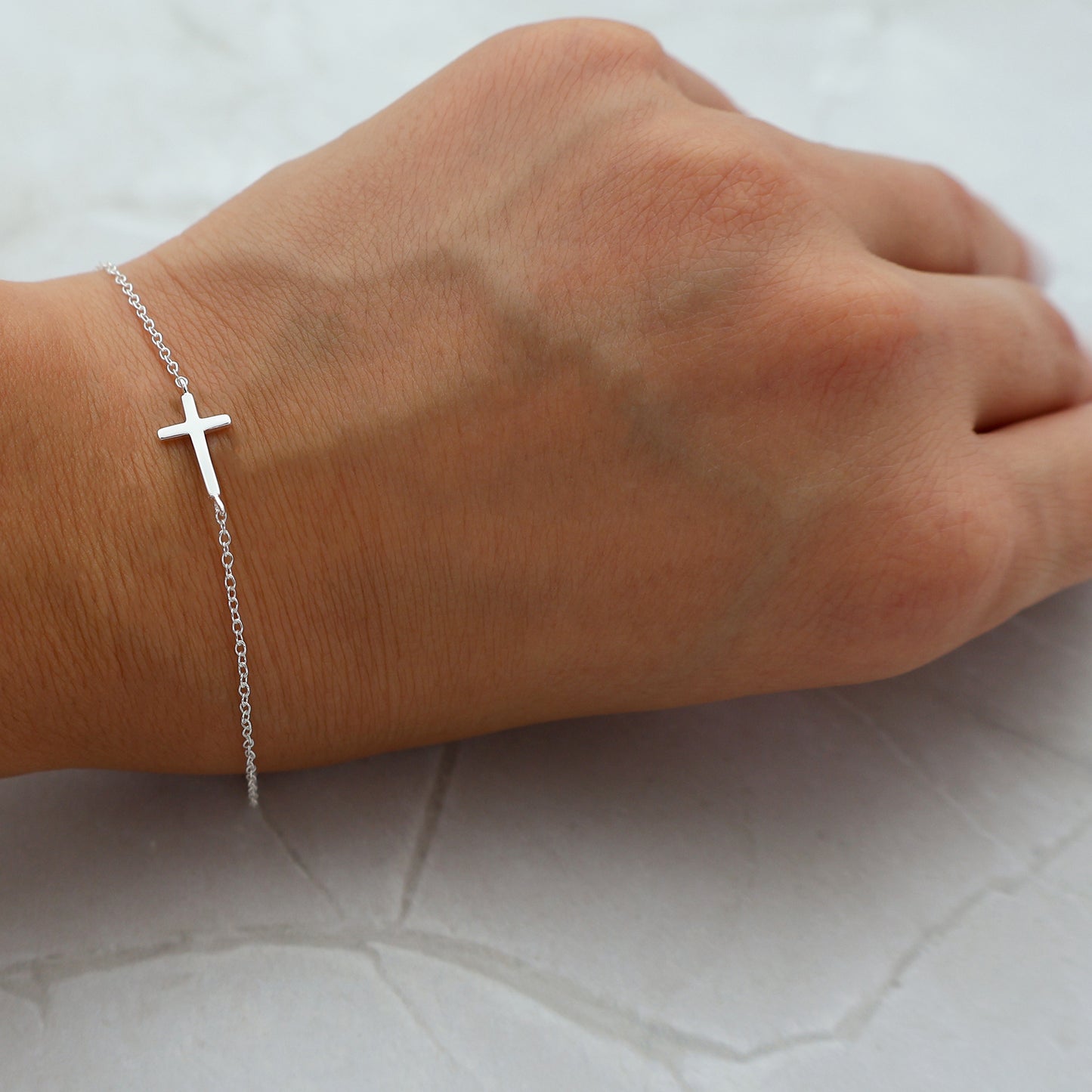 Bracelet with a simple fixed cross pendant