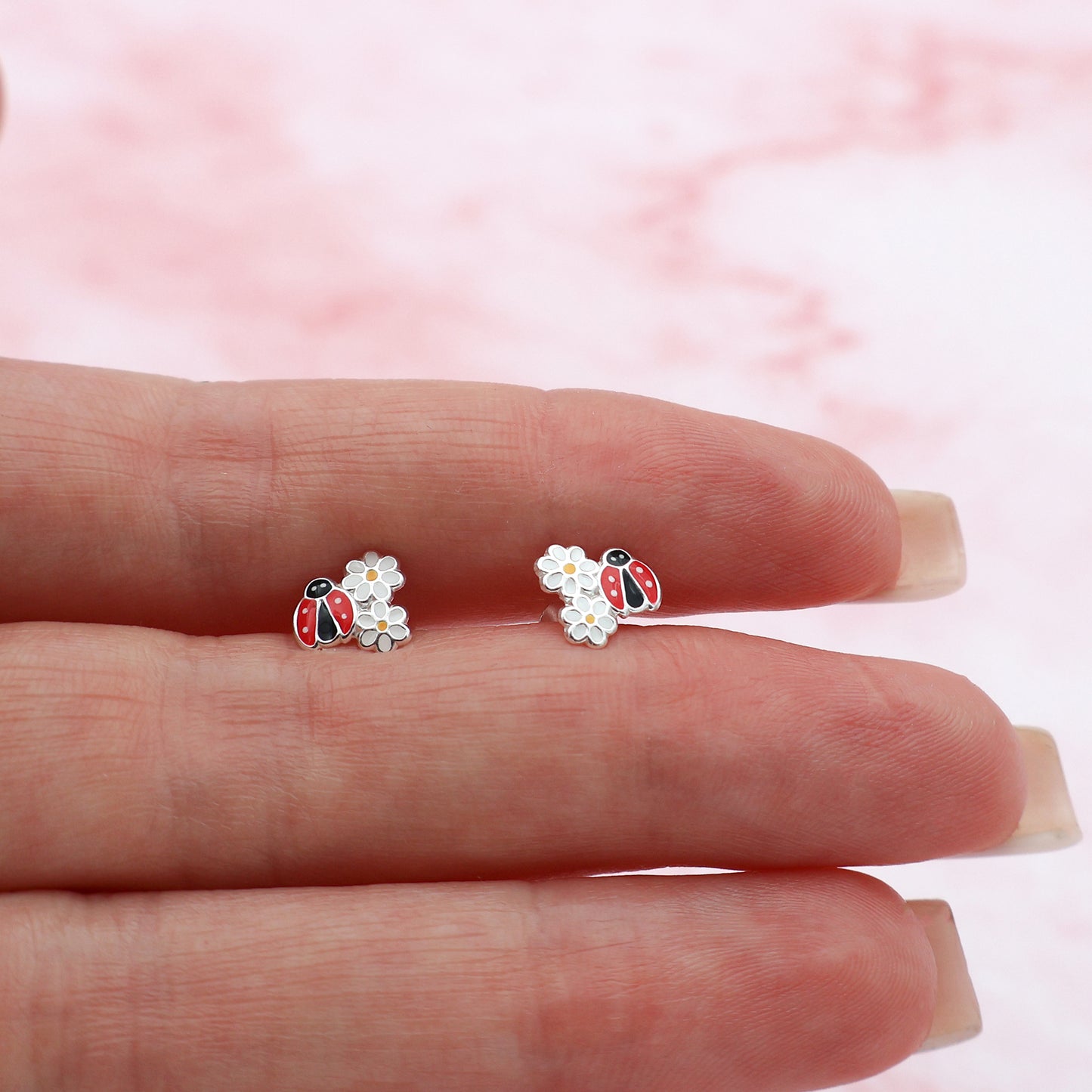 Stud earrings with 2 daisies and a ladybug