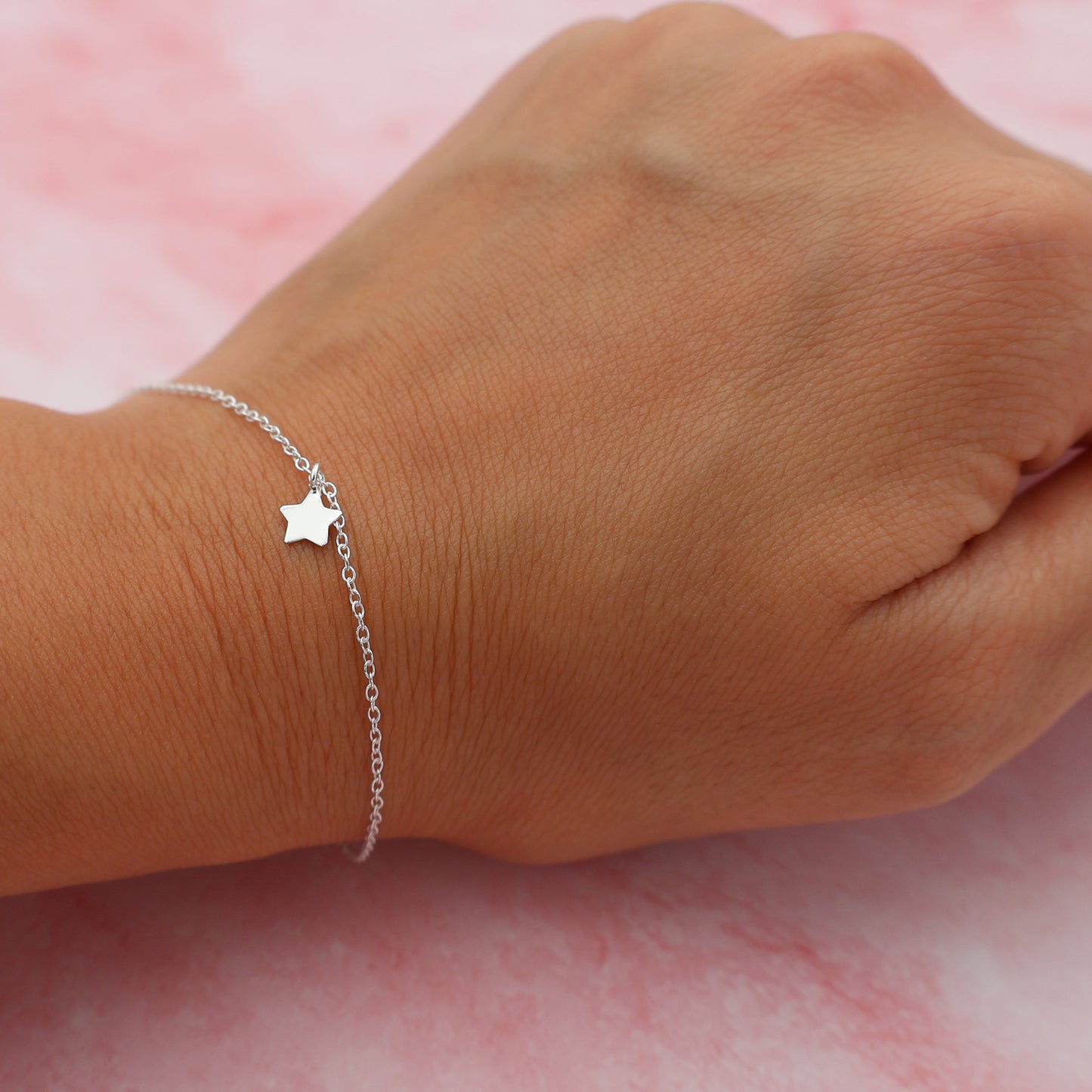 Bracelet with a movable full star pendant