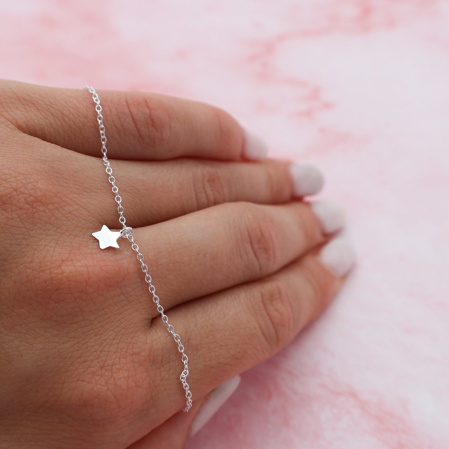 Bracelet with a movable full star pendant