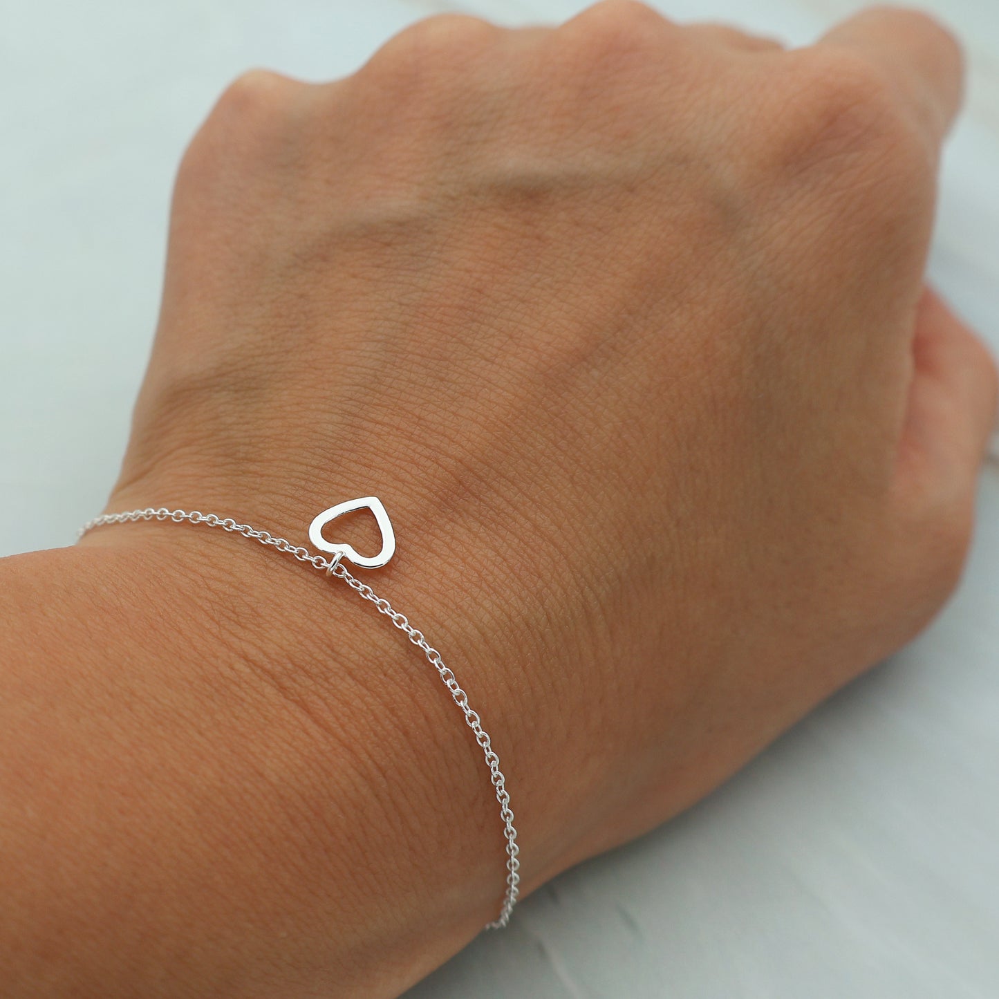 Bracelet with a movable cut-out heart charm