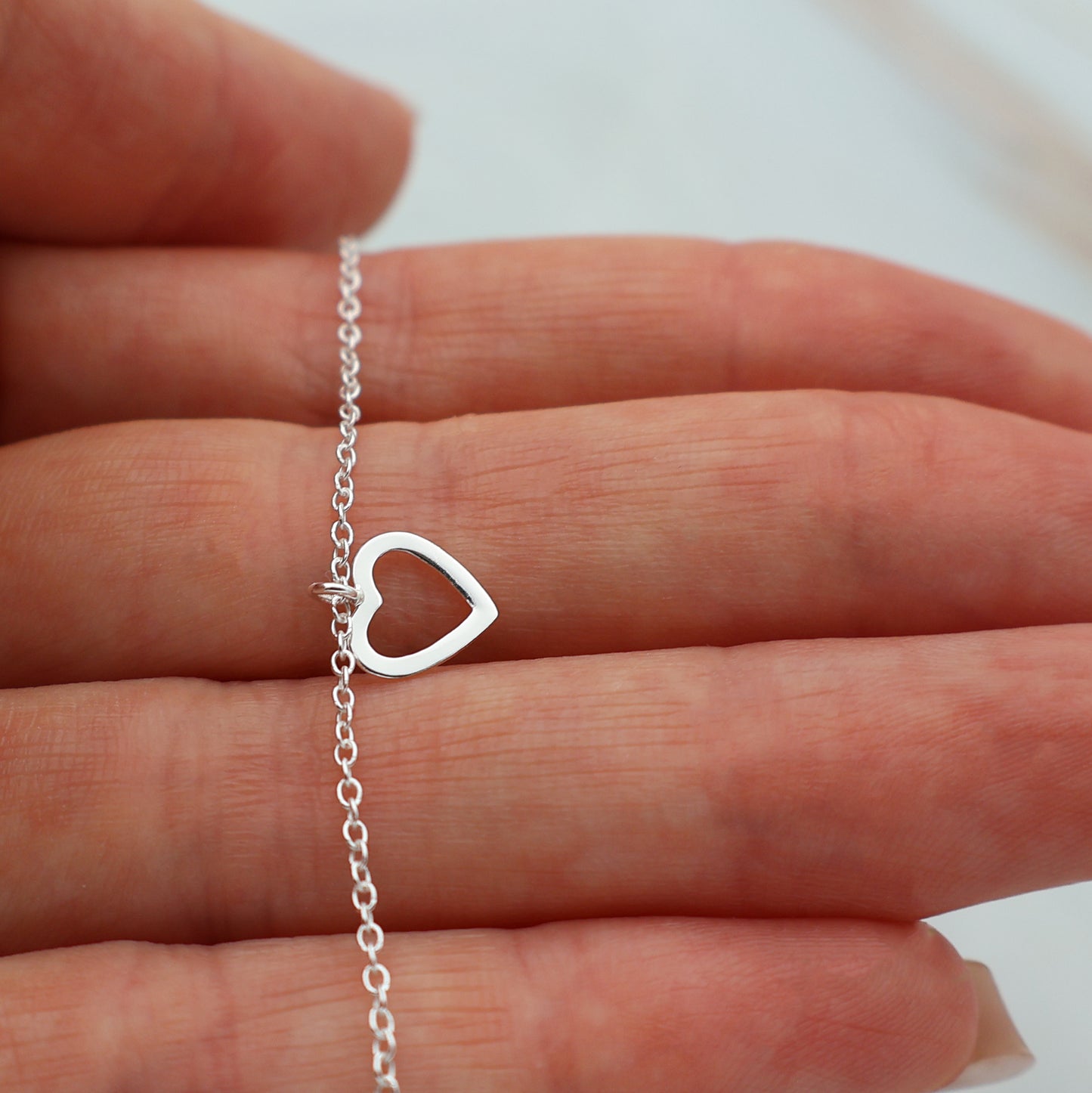 Bracelet with a movable cut-out heart charm