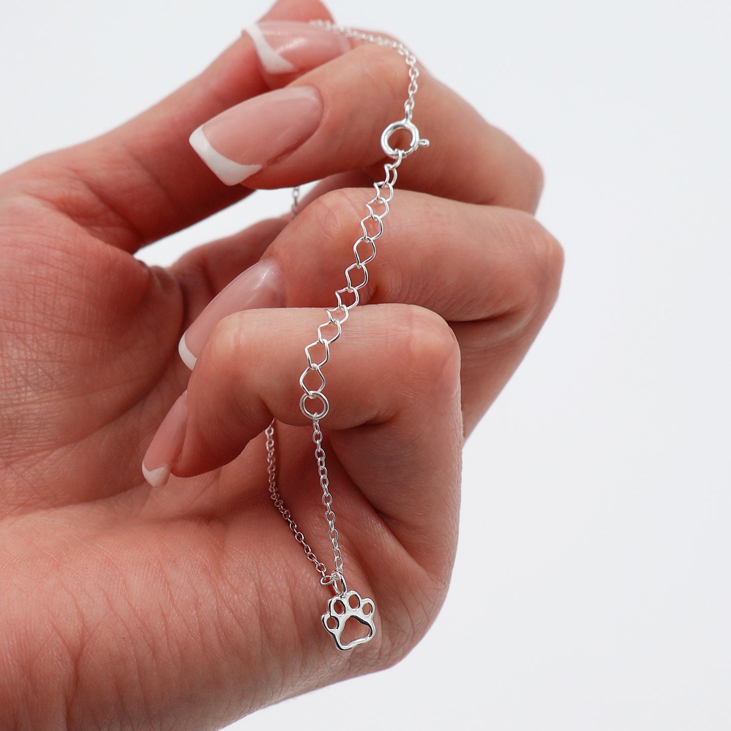 Bracelet with a movable outline paw pendant – 18 cm