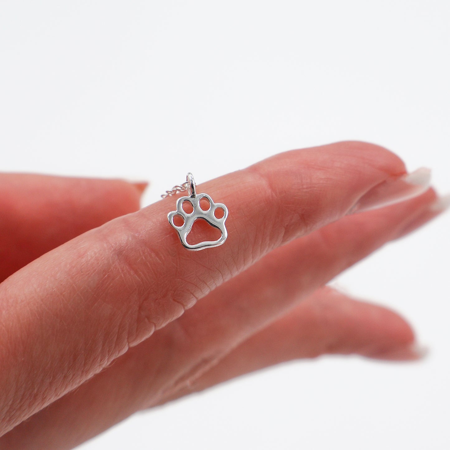 Bracelet with a movable outline paw pendant – 18 cm