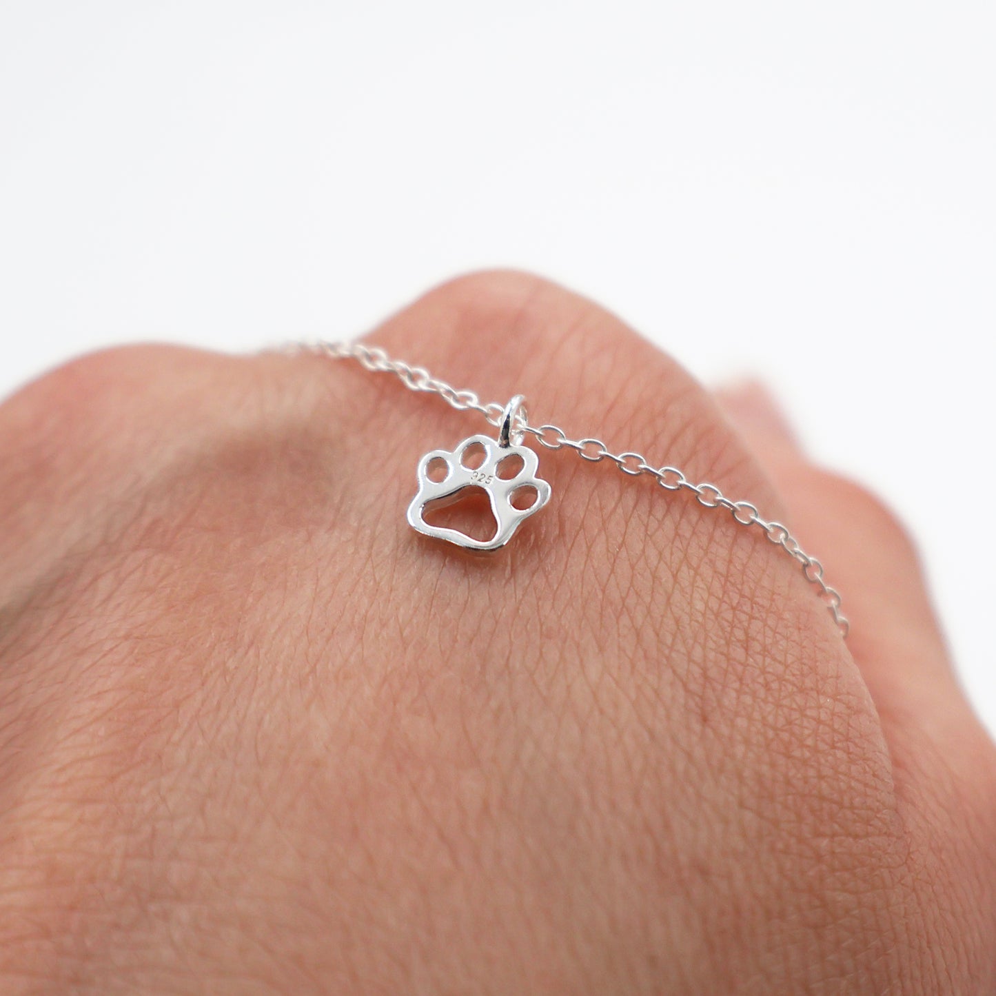 Bracelet with a movable outline paw pendant – 18 cm