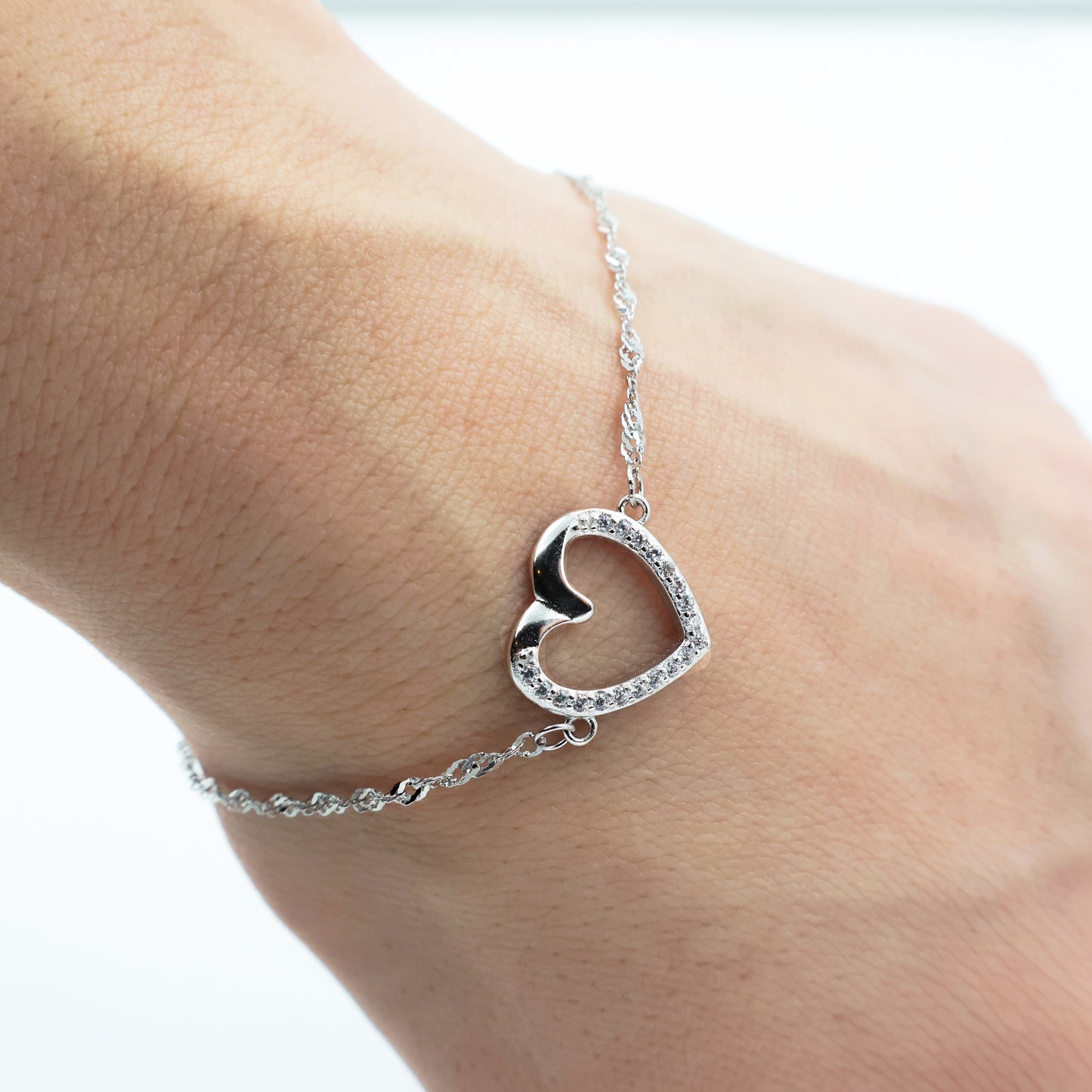 Brățară din argint 925 placată cu rodiu, cu lanț Singapore și inimă cu zirconia albe