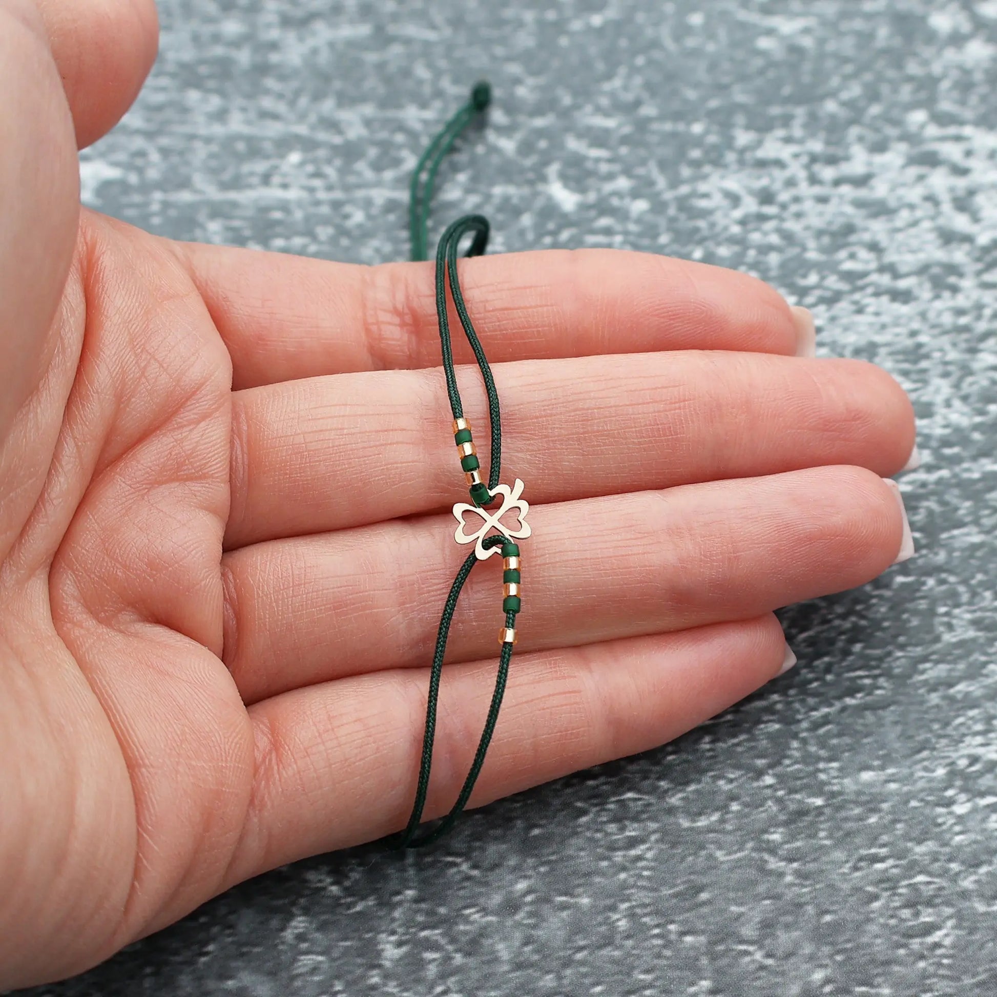 Bracelet with a 14K solid gold four-leaf clover pendant and Miyuki bead Vega Lopez